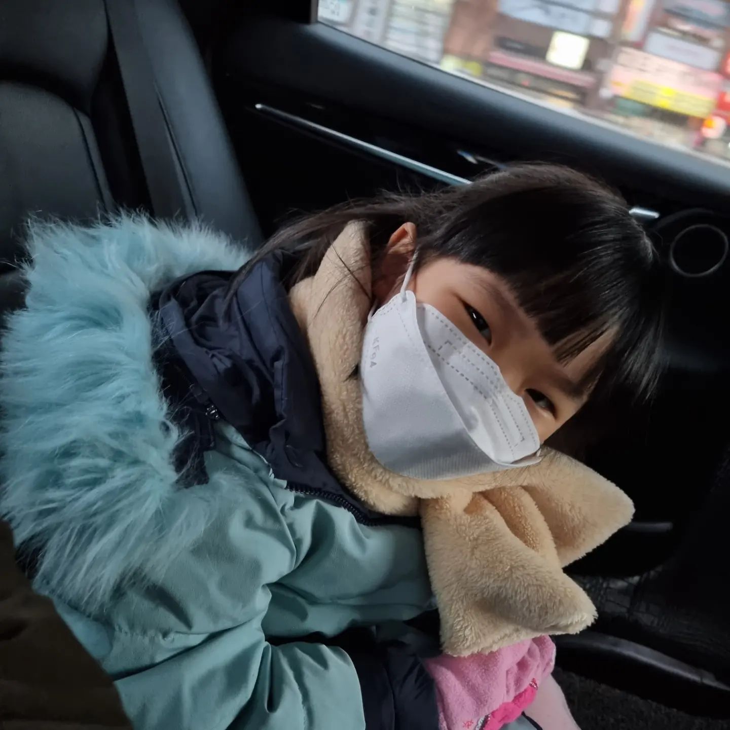 이쁜지아❤
유니가 고장난 쥬쥬기타 새로사주고
공주원피스도 선물해줬다
지아는 좋겠네🤗