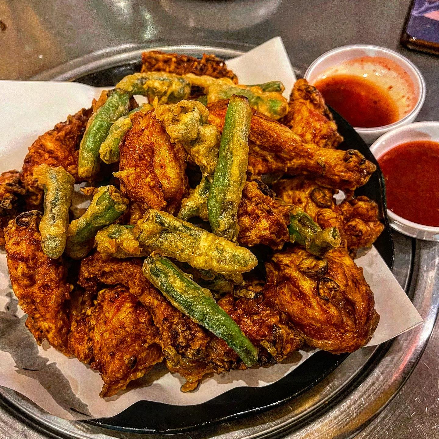 📌 #언주역맛집 - #빨대포차 

💘 흔한 동네 호프집 같지만 오직 빨대포차에서만 맛 볼 수 있었던 매콤바삭 고추치킨🌶🍗 

후라이드치킨 위에 꽈리고추튀김을 올려놔서 고추치킨인줄 알았는데 치킨 반죽에 고추슬라이스가 콕콕 박혀 있더라구요⁉️ 이거 이거.. C(razy)JMT.. ❤️ 왜 테이블 마다 고추치킨이 하나씩은 다 있는지 알겠어요ㅎ 진정 이 곳 대표메뉴❣️

맵찔이도 먹을 수 있는 정도의 맵기고, 튀김 옷에 고추 슬라이스가 느끼한 틈을 안줘요! 육즙 빠진 마른 닭 아니고, 육즙 탱글 머금고 있는 닭😍식감이 지루할 때 중간중간 꽈리고추 튀김과 같이 먹어주면 너무 너무 맛있어요ㅎㅎ 

불닭볶음면과 짜파게티에 계란과 치즈를 비벼먹는 #불닭계치 도 헝그리 취향저격🎯😋💙

다른 메뉴들은 흔한 호프집 맛! 일반적으로 고추치킨과 골뱅이무침 조합으로 많이 드시더라구요! 2-3 천 원 정도씩만 저렴했더라면 자주 갔을 것 같아요ㅠ🥺

💸 고추치킨 17,000원
  불닭계치 10,000원
  치즈계란말이 16,000원 

❤️‍🔥 3.5/5. 

#헝그리_강남 #헝그리_언주 #헝그리_치킨 #헝그리_술집