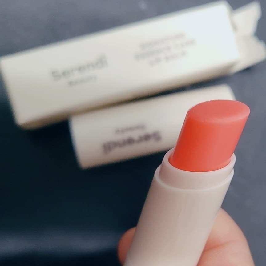 엉펀스 on Instagram: “#할인구매 @serendi_beauty #시그니쳐에센스케어립밤 #립밤의정석 멘톨감이 있어서 바르면 입술이 시원시원함 여름에도 좋을듯! 발색도 좋아서 립밤하나라도 발색 충분!! 촉