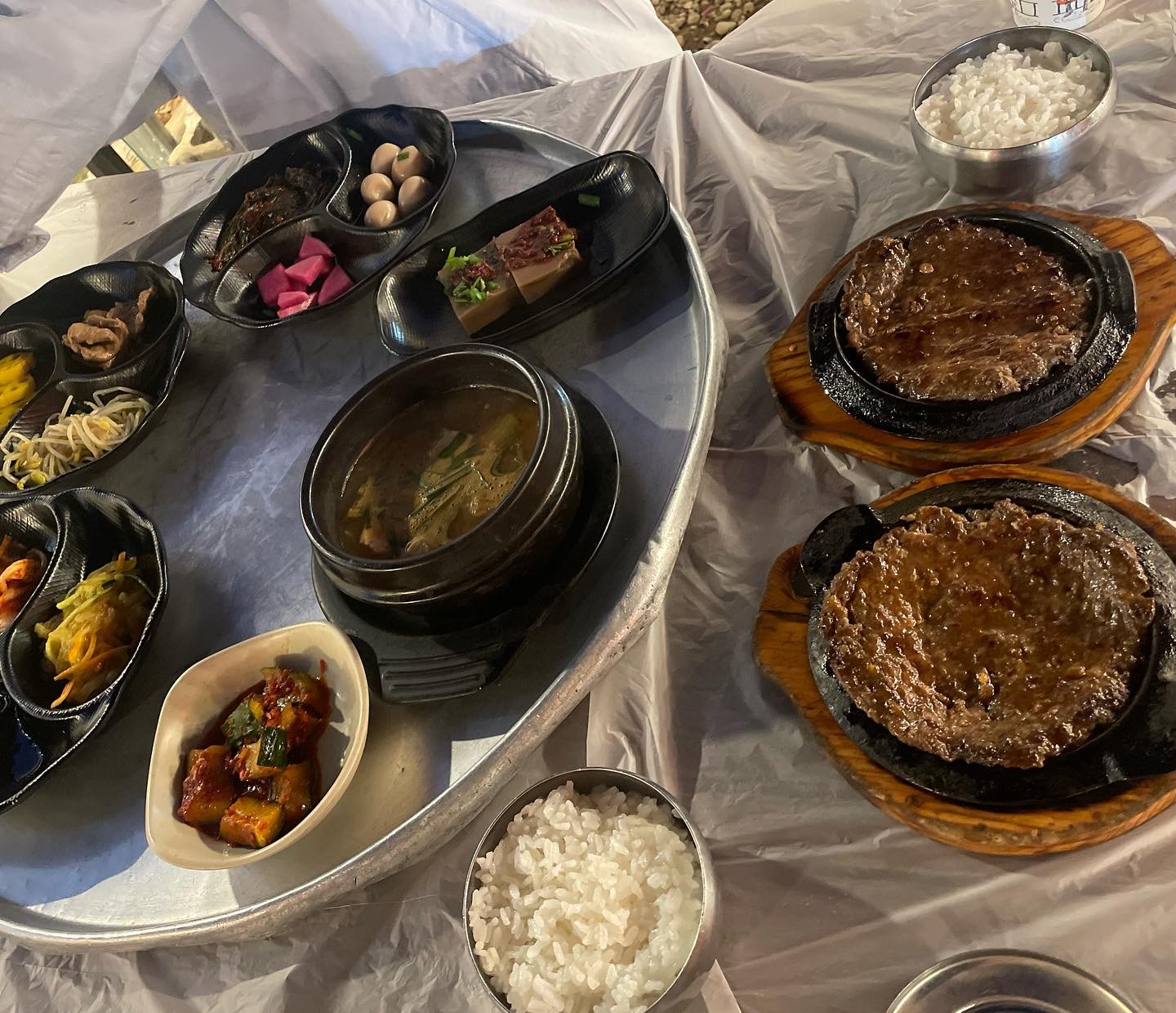 이때는 날씨도 안춥고 (가을이니까😅)
적당히 좋은 온도와 습도..⭐️
웨이팅 넘치는 식당 두곳을 
차돌려 나와 우리를 반겨준 곳
한참 늦은 저녁을 흡입하듯 먹었어요!!
야외 벤치에서 
우리끼리 칸막이도 쳐있고 ㅋㅋㅋ
여행 기분 나는 떡갈비 맛집

경주에서만 30년 장사하셨다는데
신속하고 빠르고 쿨하고
무난하게 맛있음!
재방문 의사 있음🥄

목요일 너무 피곤하네요😪
인친님들 감기조심하세요〰️🧣

🌸자세한 소개는 블로그

#꽃이야 #맛집추천 
#경주맛집 #원조떡갈비