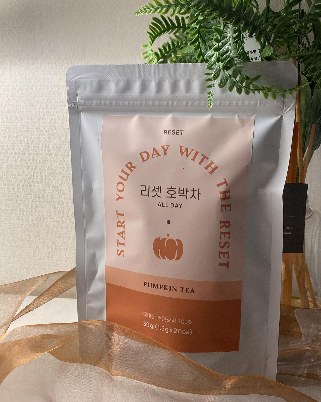 혜린 on Instagram: “#협찬 #유료광고 매일 아침 붓는 사람,,? 나야나,,🙋🏻‍♀️🙋🏻‍♀️ • 붓기 빼자고 아무거나 먹을순 없으니까! 중국산 호박이나 저가 원료가 섞이지 않은 100