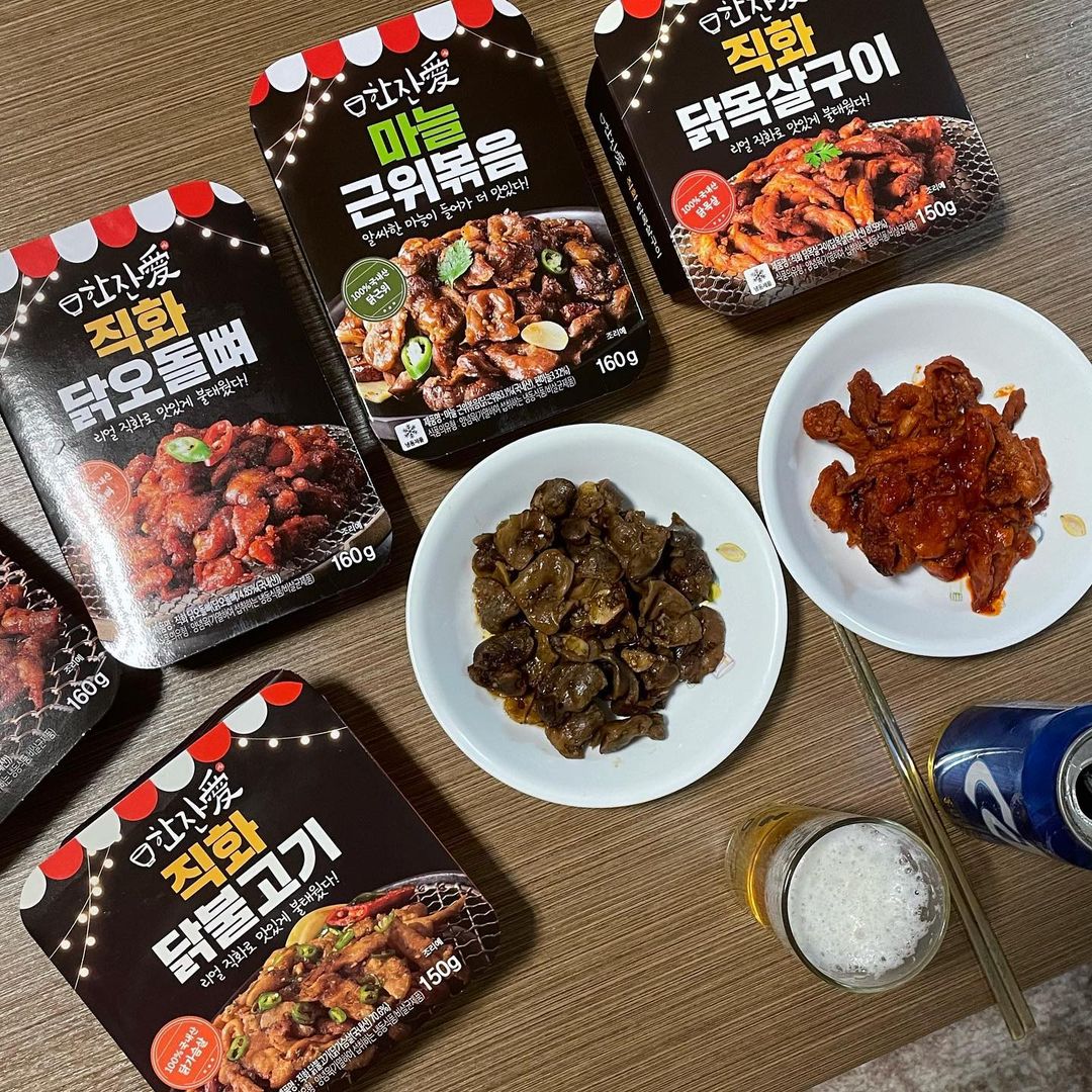 최유민 on Instagram: “#협찬 #한잔애 전자레인지로 뚝딱 불맛나는 안주 직화로 구워 숯불향 굳👍🏻 개인적으로 마늘 근위볶음 최고😊 #직화안주 #냉동안주 #간편술안주 #야식 #협찬”