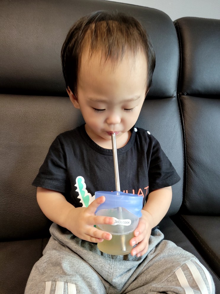 실리콘컵뚜껑으로 빨대컵없어도 잘 먹고 흘리지 않아요