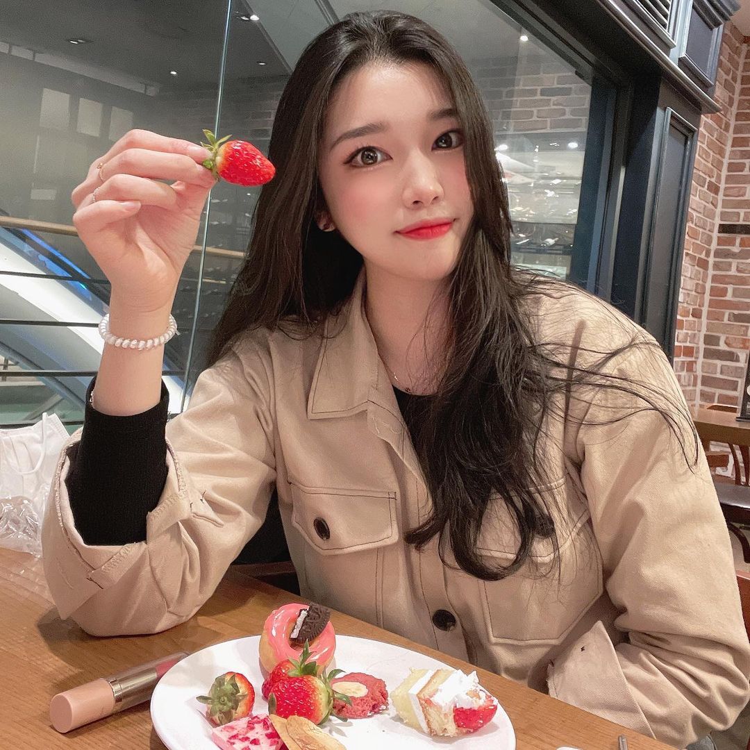 윤주 on Instagram: “#협찬 1월 애슐리 딸기축제중이예요🍓 저는 종각점을 갔다왔는데 한식 중식 일식 뿐만아니라 디저트도 완벽하더라구요 ! 특히 딸기로 만들어진 디저트는 호불호가