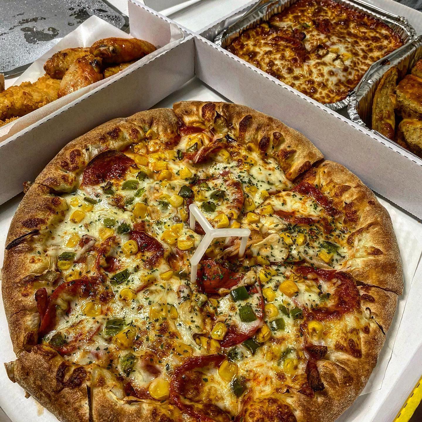 #반올림피자샵 #배달맛집
⠀
✔️ 스위트박스1
⠀
피자 덕후라면 확신의 yes! 를 외치는 반올림피자샵🍕
주말에 친구찬스로 흡입하고 왔오요 ㅋㅋㅋ
다양한 사이드와 함께 구성된 스위트박스로 pick!
피자 + 스파게티 + 치즈웨지감자 + 텐더 + 핫윙이
27,900원!!!정말 혜자 아닌가유,,?🥺
오랜만에 콤비네이션 주문해봤는데, 역시 반올림,,,
토핑 양 어머어마하고, 치즈 이불 대박🧀🧀
리뷰이벤트로 치즈크러스트까지 알차게 즐겼어요!!
심지어 사이드도 하나하나 맛있다는 점,,
토마토소스&치즈 듬뿍올라간 치즈오븐스파게티는
피자 먹을때 선택 아닌 필수!! 🍝
바삭한 텐더랑 매콤한 핫윙 조합은 말해뭐해 ㅠ🍗
여기에 꼬소한 체다치즈웨지감자까지 진짜 미쳤,,
맛난 피자에 버릴 것 없는 사이드까지 알차게 즐겼답니담
여러명이서 다양하게 즐기고싶을때 강츄!!!🌟🤍
⠀
🐷 반올림피자샵 🐷
⠀
#러비더비로드
