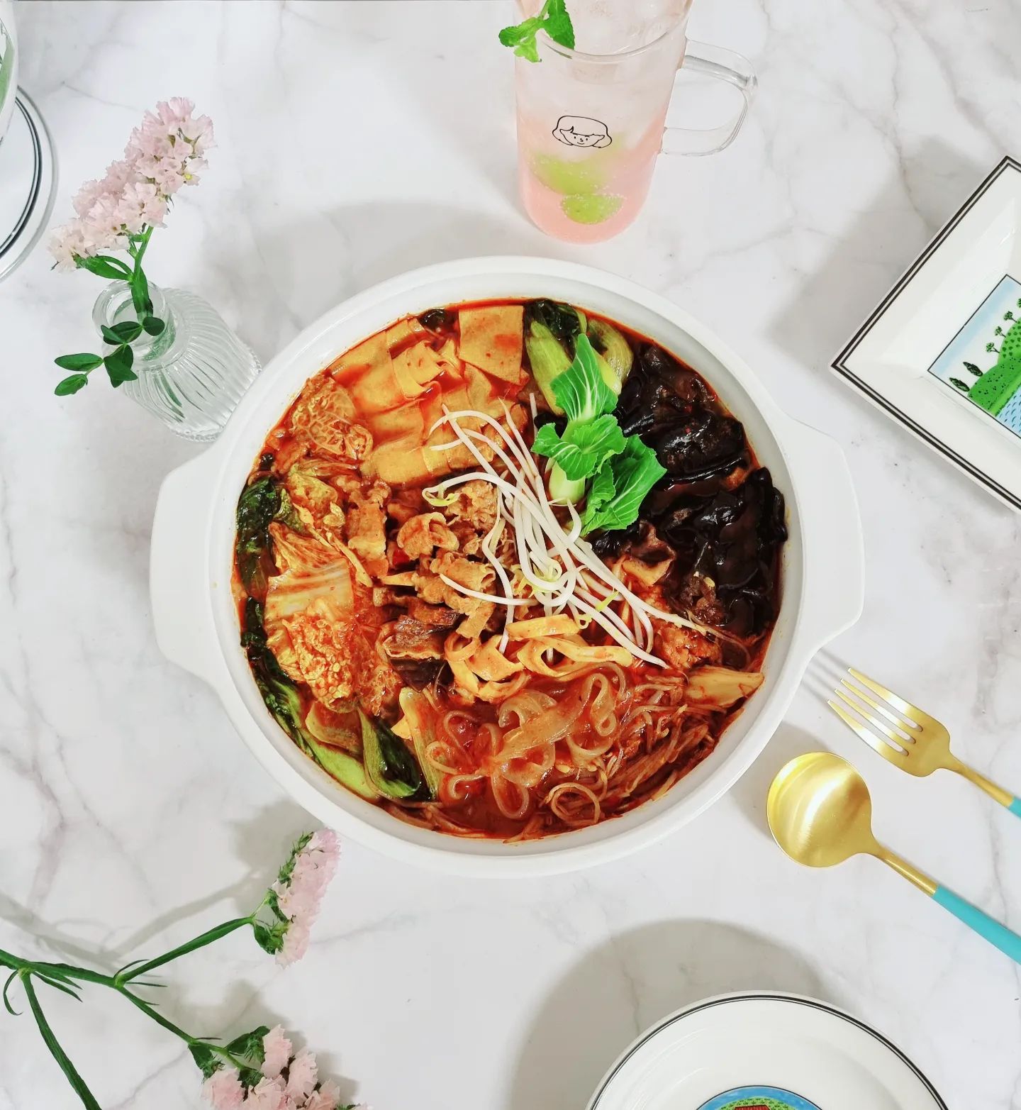 🌿🥘문현전통한우곱창마라탕 신메뉴 맛 시작해요🚴‍♀️⚘💁‍♀️🎥
#문현전통한우곱창마라탕 #협찬

🥘🌿문현 마라탕 입문이라 설레는 맘으로 기다리다 만났죠😸

밀키트 재료 하나 하나 싱싱하고 알차고 정성가득한 마음이💓 느껴졌어요👏💯

🥘문현마라탕은 🥵맵찔들을 위한 맵기조절 3가지 옵션을 선택 할 수 있고 마라 탈로우 중량을 선택하여 나만의마라소스를 나에게 딱 맞게 선택할 수 있다는게 큰장점이에요😘👏

저는 🥘마라탕 초보라 누구나 먹을 수 있는 😙😜맵기 선택했지욤🙈

문현마라탕 밀키트 물만 넣고 끓여🥘
욤뇸뇸😙뇸😽했지욤😋모든게 꾸르조합💯👏

각종 🥬🍄🧄🌶🥩야채와 양념.. 고소한 육향이 퍼진 국물에 특유의 얼얼함이 마음까지💓 후끈하게 달궈주는 매콤하고 매력 넘치는 문현마라탕 입문❗🤩😙😋💋 
문현마라탕 요아이 이제 못잊어욤😚 또 먹고싶네욤👄뇸뇸😙😽😻
#yummy 

💁‍♀️면처럼 얇은 포두부는 고소하고 단백한 맛으로 마라탕의 풍미를 더욱 풍성하게 만들어 주고😙

🍜길고 매끈한 모양의 넓적 당면은 쫄깃한😽 식감으로 씹는 재미가 있었지요😙
넓적 당면의 탱글한 매력에 빠졌지욤😚

라면처럼 끓이기 쉬우니 집에서 간편하게 🥘🌿문현전통한우 마라탕 도전해보세요💋

💁‍♀️참 ⁉️ 지금 🥬💛"알배추 무료증정+ 5%할인" 중입니다😘👏👏

각종 채소와 고소한 육향이 녹아든 🥘국물 특유의 매운 맛의 매력에 빠져보세요🛒🌿
🛒👇
🛒
🛒gobchang_munhyun
🛒
🛒🛒📦🌿

맛있는 마라탕 보내주셔서 감사해요 gobchang_munhyun
덕분에 마라탕 맛있게 입문 했어욤😻

모두 따뜻한 꿀밤보내세요🙆‍♀️

🙌맞팔은 최신피드에 댓글 주시면 빨라욤 🚴‍♀️⚘
first.day_cook 

#오늘뭐먹지 
#한우곱창마라탕 #맛있다그램 
#문현전통한우곱창전골
#마라탕 #밀키트
#간편식 #캠핑
#홈파티메뉴 
#먹스타그램 #맛스타그램 
#instafood 
#kfood