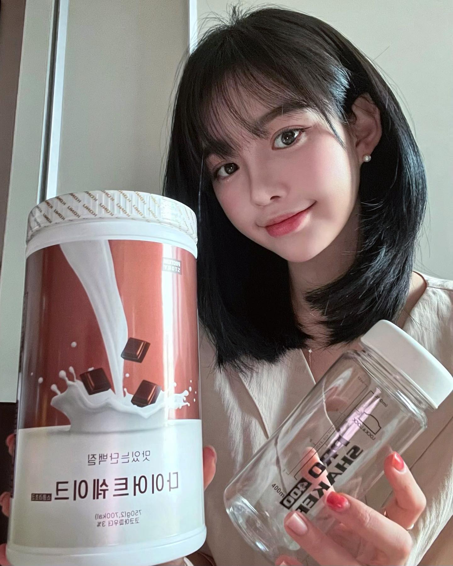  “#협찬 요즘 너어어무 바쁜 나….. 단백질쉐이크 특유의 비린맛이 아닌 초코우유 맛인 한끼 식사 대용으로 아침에 출근할때 간단하게 먹고있어요…🍼 아주아주 감사하게도..🍫 - 1회 25g 섭취시, 216kcal! 5가지 동•식물성 단백질을 한번에…”