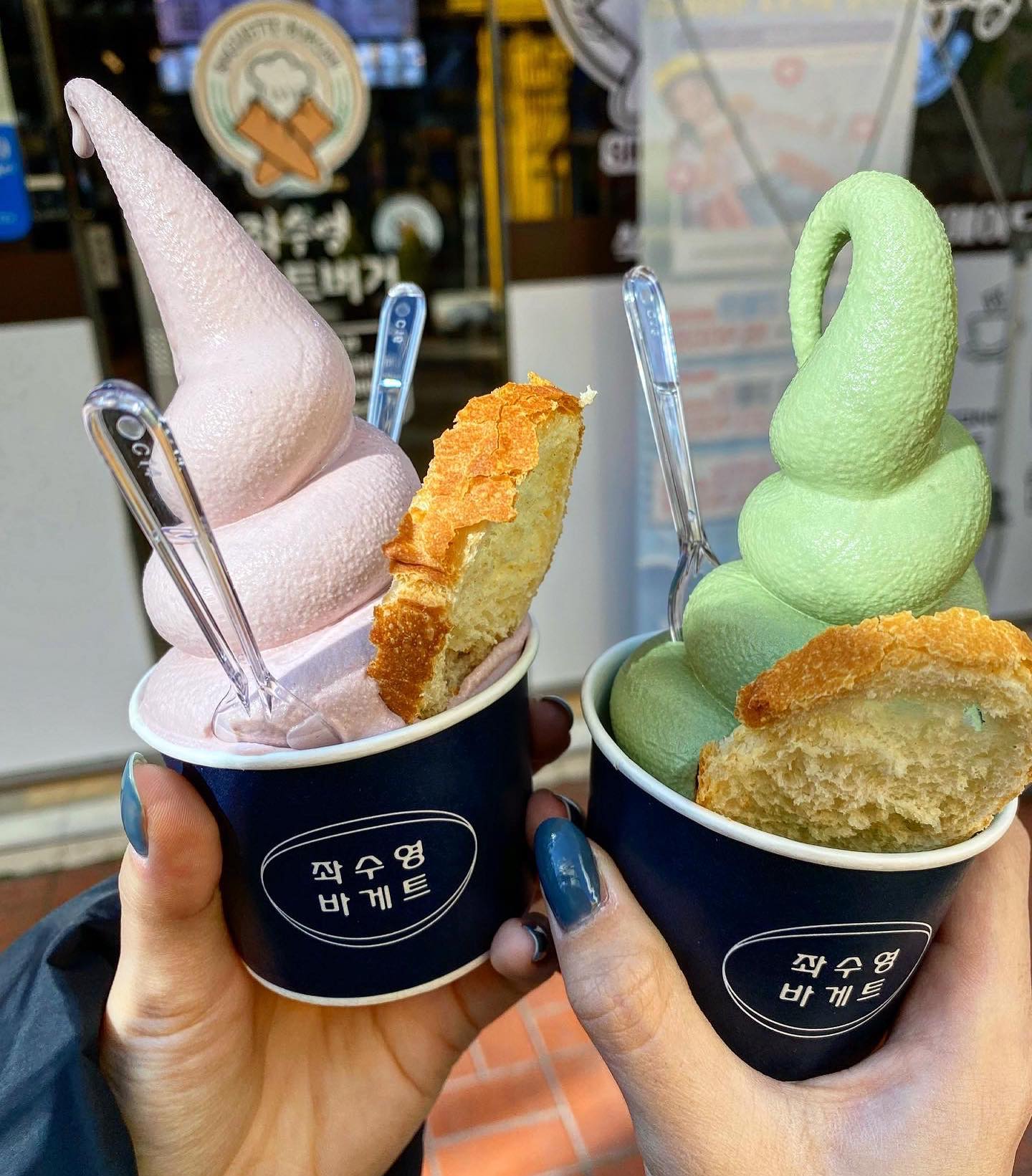[좌수영바게트버거] #소또먹_여수 
여수 먹거리 하면 떠오르는 것 중 하나인 바게트버거! 바게트버거+아이스크림 조합이면 여행 중에 진짜 든든~해요✨

여수당은 줄이 너무 길어서 좌수영으로 갔는데, 고기도 야채도 듬뿍 들어있어서 엄청 알차요!!! 하나만 먹어도 배부름.. 소스도 매콤하니 자극적인데 알싸한 청양고추도 콕콕 들어있어서, 자꾸자꾸 땡기는 누구나 좋아할 맛

쑥, 고구마아이스크림도 맛이 엄청 진하구 색감도 예뻐서 대만족.. 특히 쑥이 JMT.. 집앞에 있으면 맨날 사먹을 듯😭

#좌수영바게트버거 #여수맛집 #여수여행 #여수여행코스 #여수핫플 #여수바게트버거 #바게트버거 #쑥아이스크림 #고구마아이스크림