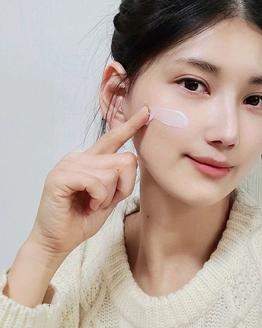 츄츄럽 on Instagram: “#광고 ⠀ 추위를 너무 타니까 집에 보일러를 팡팡 틀었더니 일어나면 피부 건조하고 목마르고 내 피부에 데일리로 촉촉한 영양이 필요햇!🙄 ⠀ 큐템데일리크림 바르고