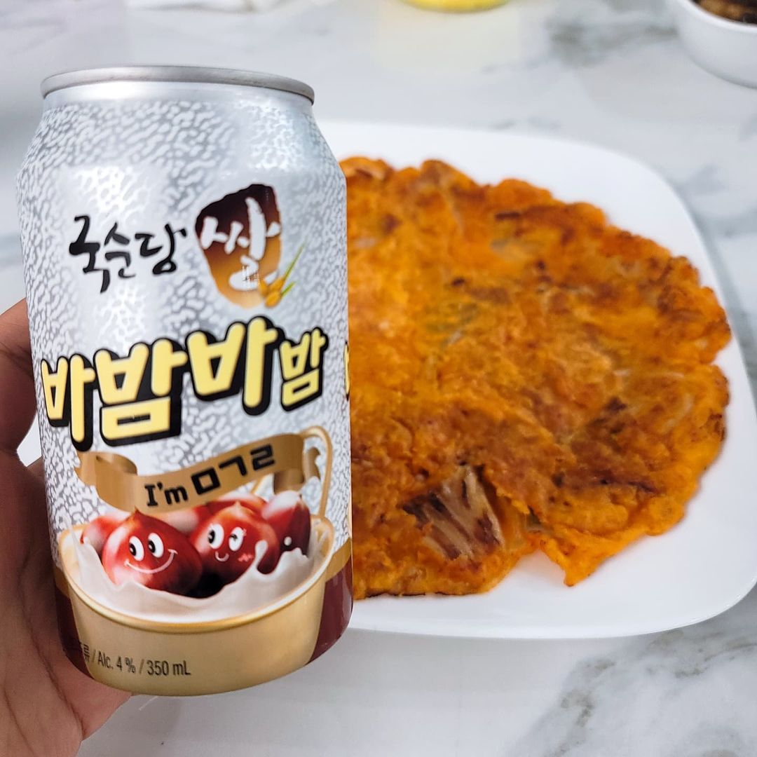 @kim.m_k shared a photo on Instagram: “. 편의점에 바밤바막걸리가 있길래 막걸리를 먹기위해.. 김치전을 굽고😆😆😆😆 ㅁㄱㄹ는 내스타일이 아닌걸로~” • Dec 20, 2021 at 6:10pm UTC