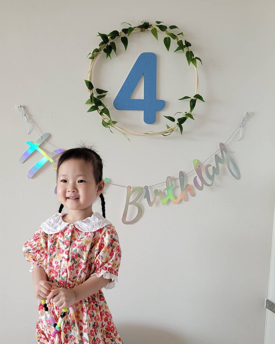 jihye_min on Instagram: “🥳 21.06.02 #생일축하해 ⠀ ⠀ 오늘은 서현이의 세번째생일🎉 ⠀ 어린이집에서 생일파티하니까 화사한걸로 골라놨는데 갑자기 자기가 이쁜 옷 고르겠다며 골라온 연두
