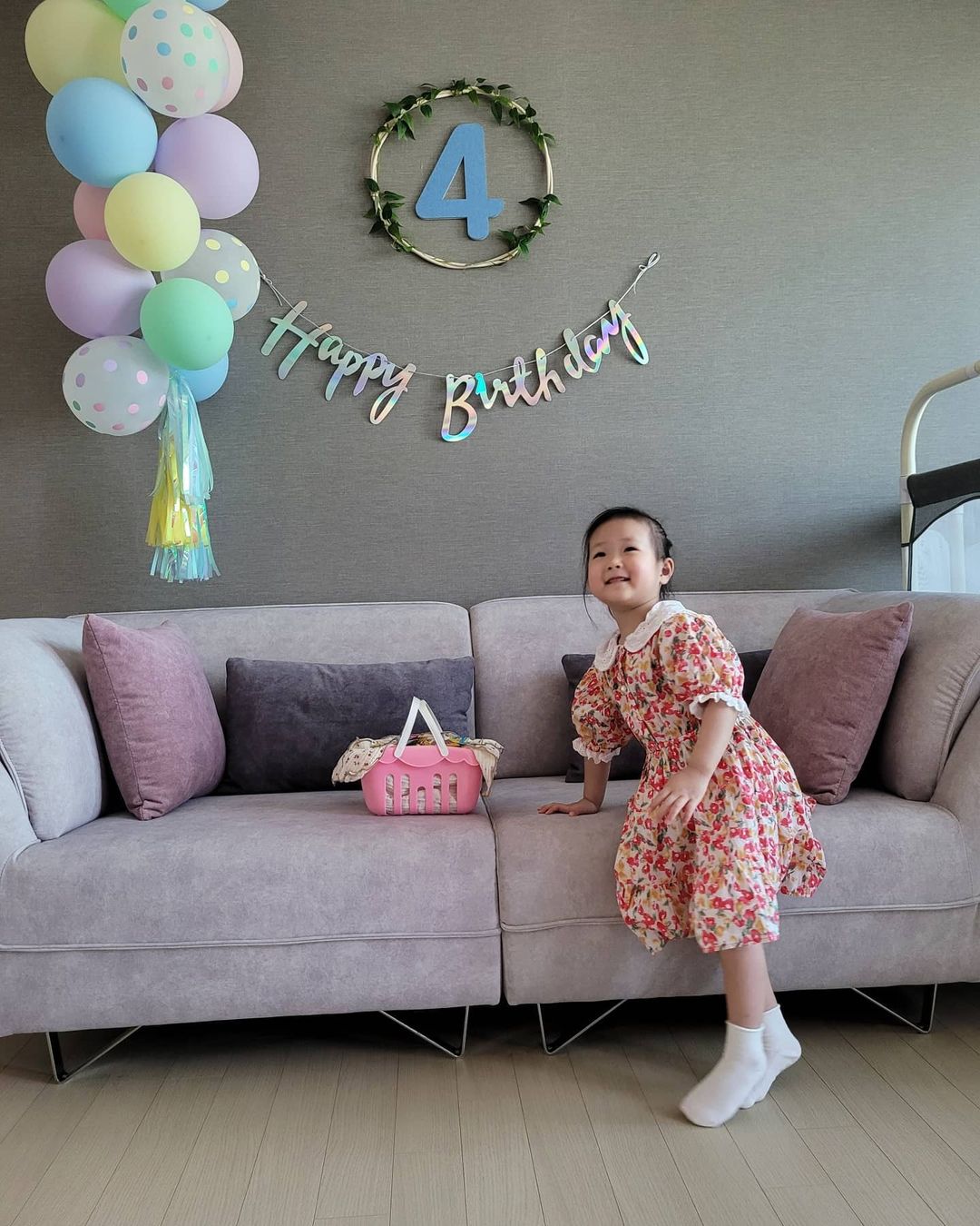 jihye_min’s Instagram photo: “🥳 21.06.02 #세번째생일 ⠀ ⠀ 하원 전에 생일홈파티 준비!! ⠀ 아빠가 준비한 서현이 생일선물 뽀로로 비타민 사탕 봤을 때까지만 해도 기분좋았는데 갑자기 풍선
