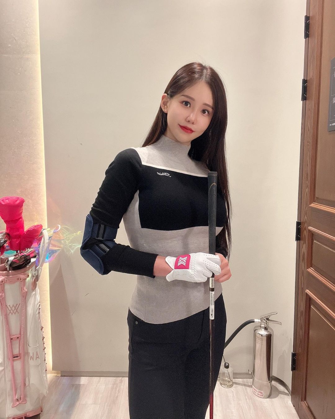 유주 🇰🇷 on Instagram: “#협찬 ⠀ 아직도 오른팔로 덤비고 올리고 지긋지긋!! 왼팔이 주가 되는 스윙을 위해 #스윙클래식 팔꿈치교정기로 연습하고 있는데요 ⠀ 충분한 길이와 폭으로 팔에