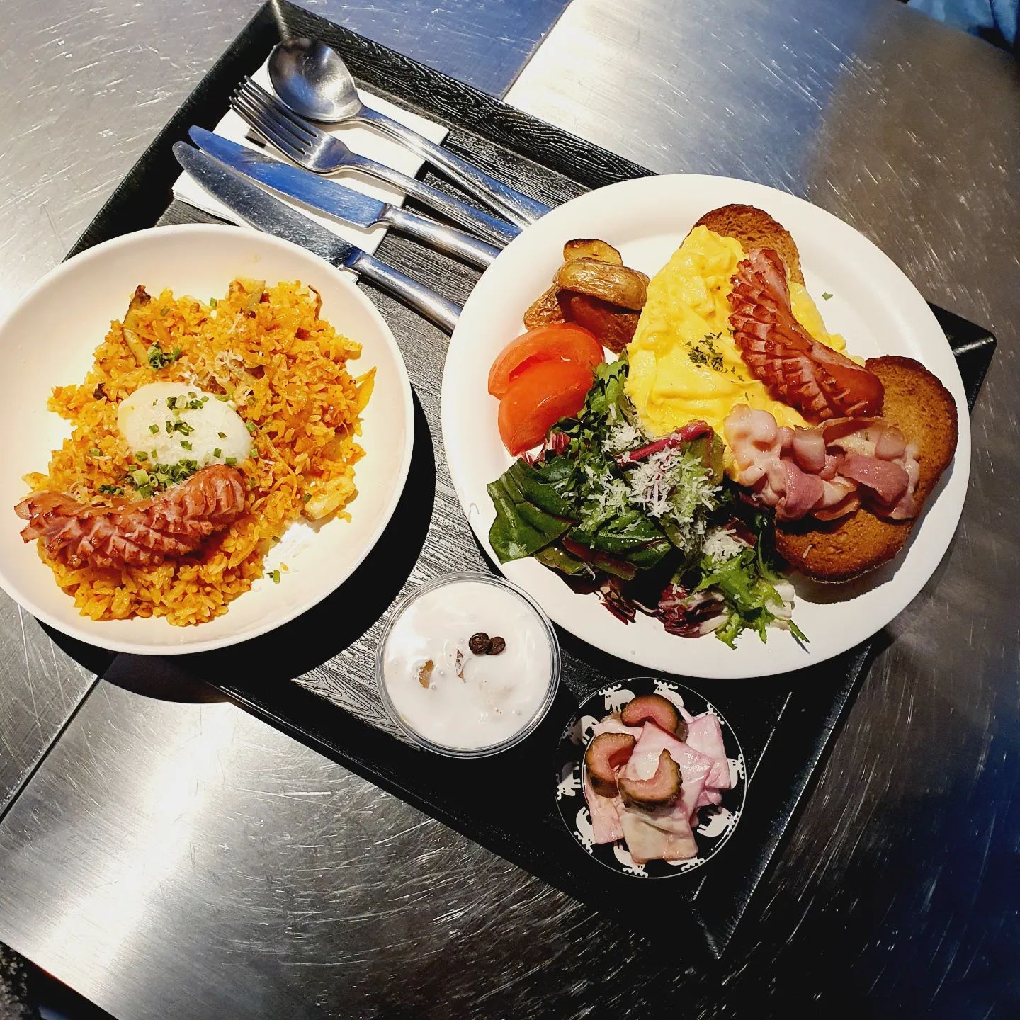 오늘은 맛집데이트^^
수원에 볼일있어 나갔다가 브런치먹었어용~^^

오랫만에 분위기좋은곳에서 점심먹었더니 넘좋아하는 내보물💕💕

#수원맛집#시그니처랩수원점#수원데이트#ak프라자#맞팔#먹팔#소통