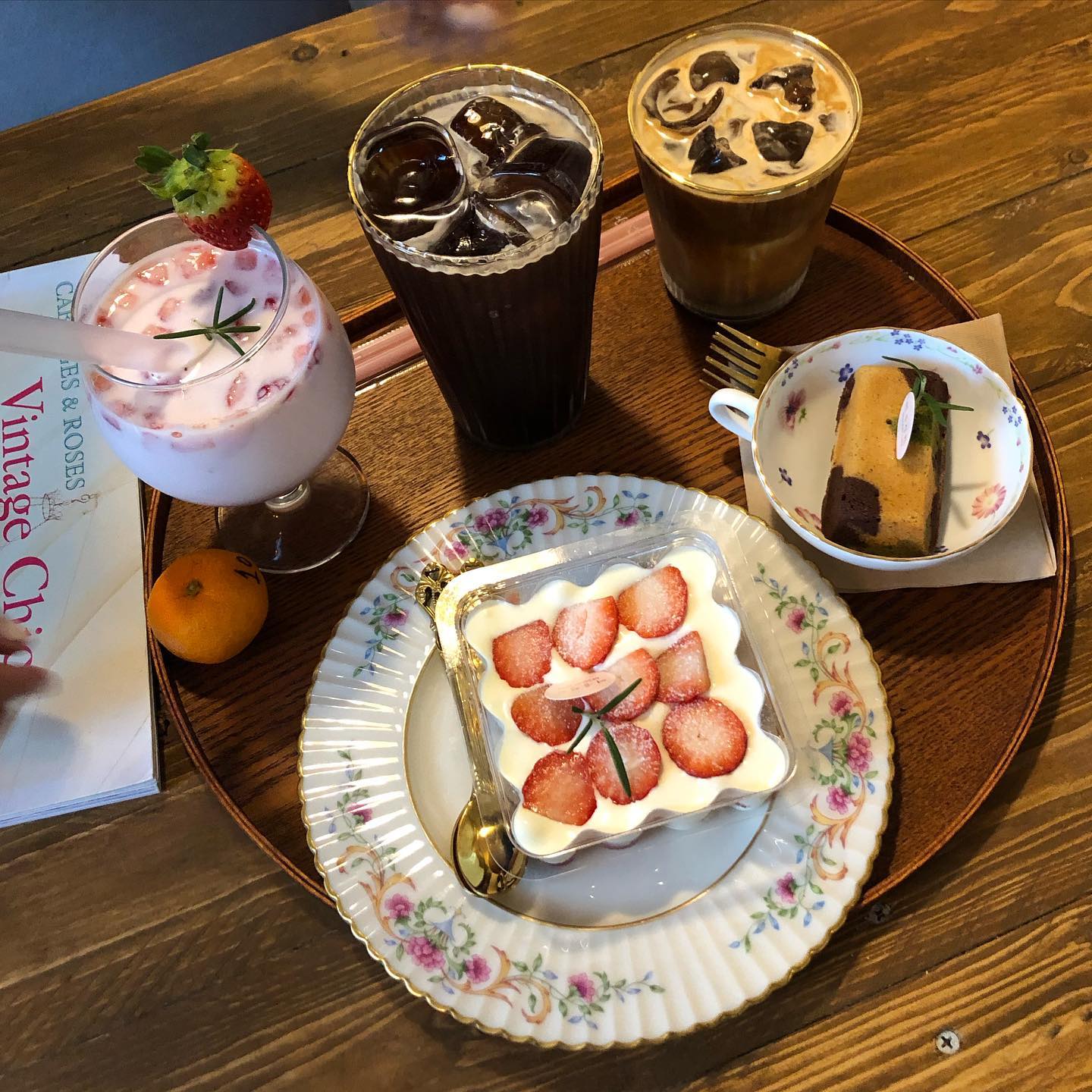 [제주🍊]

#여름정원

📍제주 서귀포시 성산읍 풍천로192번길 40-5

새로 생긴 예쁜 카페가 있다고 해서 가봤던
여름정원 🌿
실내며 야외며 포토존으로 꽉꽉 가득찬 이곳…
너무 예쁜데 사진으로 다 담을 방법이 읍네..🤔
주문하면 귤에 숫자를 적어서 주시는데 먹어도 된다고 하셨당 크크 완전 제주도 짱이야 ㅋㅋㅋ 🍊
이곳은 음료도 디저트도 맛있지만
정말 사장님 부부 두분께서 너무 친절하시다ㅠㅠ
정말 대박 나셨으면 좋겠어요💓
제주도 가시면 여러분들 꼭 가보세요오어
초코나무숲 휘낭시에 요거 아주 맛있음!! 🤎💚
좋은 추억!! 인생샷 많이 건지고 갑니당
또 올께용🏠🍊🍊🥰