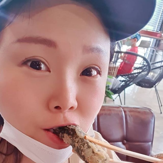 박크리 | 박수정 | 벙커제이 on Instagram: "#협찬 이지만 너모 맛있는걸👉👈
저랑 오빠랑 떡뽀끼 귀신인뎅,,,

누들떡뽀끼 넘 면도 맛있고 뭔가
동영상 잘찍어보고 싶었는데
맛있음을 못담아 낸것 같아 지송ㅎㅎ

화장할 틈도없이 바빳던날,,,
먹부림 정말 잘했다능ㅎ
로제떡볶이가 존맛이래서
조만간 재주문 할꼬에용❤

@dangun_official

#단군떡볶이 #단군떡볶이김포마산점 
#김포맛집 #김포떡볶이 #마산동맛집 
#로제떡볶이 #튀김맛집 #배달맛집추천"