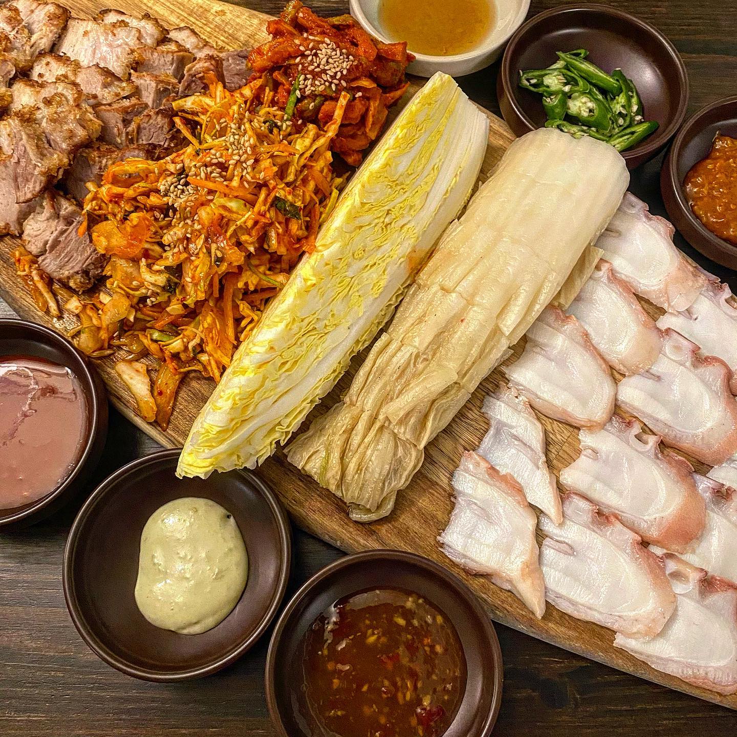 #협찬 #한란
⠀
✔️ 튀김보쌈 + 문어
✔️ 복순도가 손막걸리
⠀
연남 핫플 못참는 해니가 찾아온 찐찐맛집⭐️
막걸리/전통주 제대로 즐길 수 있는 분위기맛집이에유
시그니처 메뉴인 튀김보쌈 + 문어 pick!🐙🐷
영롱한 자태 좀 보세요,,, 후하후하
신발을 튀겨도 맛있다던데, 튀김보쌈은 얼마나 맛있게요?
질김 전혀 X , 야들야들하면서 꼬소함이 꽉차있어효!!!
여기에 쫠깃쫠깃한 문어 조합 진심 입틀막,,🔥
푸짐하게 얹어나온 묵은지, 배추, 겉절이
취향대로 조합해먹으면 녹아요 녹아😋
소스도 다양해서 골라먹는 재미가 있더라구요 ㅋㅋㅋ
막걸리는 백스피릿으로 잘 알려진 복순도가 손막걸리!
샴페인막걸리로도 유명한데, 진짜 탄산이 엄청 나더라구요?
증말 막걸리로도 분위기 내기 쌉가넝이에유✨🤍
다양한 술과 맛있는 안주 + 분위기까지!!!
1석 3조 가능한 한란, 모임/데이트 장소로 강츄입니닷👍🏻✨
⠀
🐷 연남 한란 🐷
⠀
#러비더비로드 #해니_연남 #해니_홍대