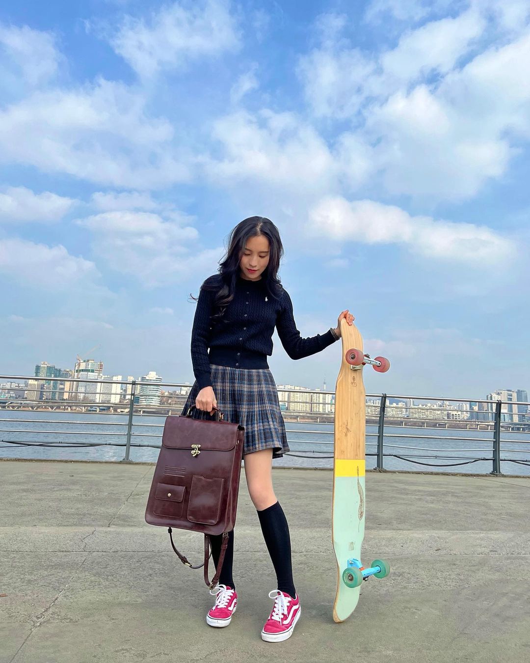 롱보드 윤댕이ᰔ on Instagram: “#협찬 @ecosusi_korea 가죽이지만 가벼워서 보드탈때랑 친구만날 때 종종 매고다님 친환경 비건가죽이라 더 좋아요😆 독특한 잠금장치가 포인트되고
