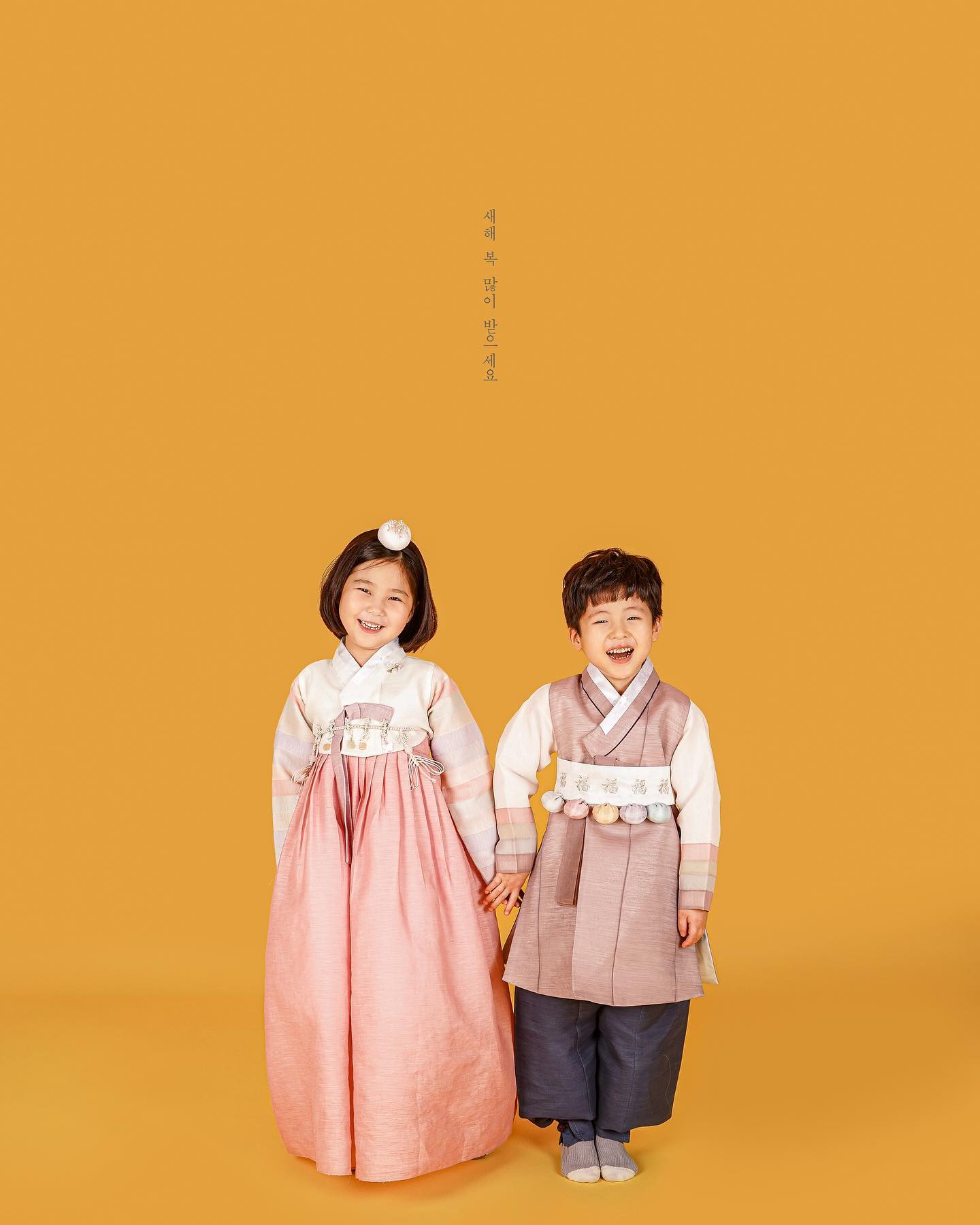 -
일곱살이 된 봄이와 우진이가 인사합니다아🐯
모두들 새해 복 많이 받으세요😬

명절 마감시간 맞추느라 힘들었고, 노트북으로 작업하느라 흡족하지 않지만  대충 만족하기로🥲⏱