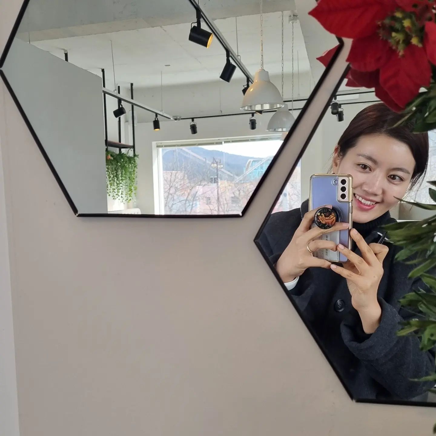 꺅꿍 Happy new (lunar) year!!!! 
불혹 내 사진 (비쥬얼 이십대라 우겨본다)
나랑 똑닮 첫찌 아들 (마이 컸다)
우짜노 올해초딩둘찌 (울보+한글 아직도 못 뗌)
날씨좋다 (남쪽 따숩구만)
애옹애옹 #경주블루원 냥이(치즈 안뇽) 
완전 보고싶은 우리집냥(벤츠입술+쌀알) 

이제 진짜 레알 새해
입춘대길 기원합니당당당당 ♡ 
.
.
.
#생존신고 #임인년운세 #입춘대길 #오랜만셀카 #음력새해 #22년경주 #경주블루원 #블루원리조트 #블루원워터파크는주말에만연대요 #새해복 #이빠이 #새해복많이받으세요💕