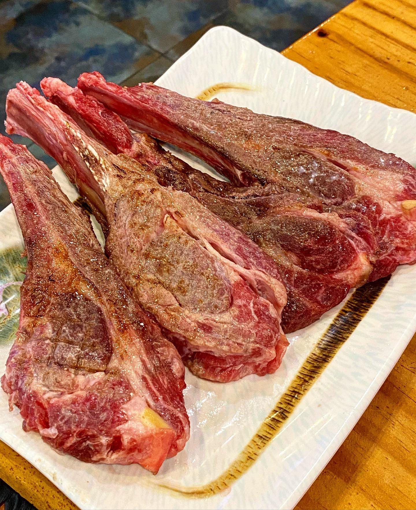[리강성] #소또먹_강남
강남역~역삼역 사이에 위치한 사천요리집! 특히 양갈비가 맛있다고 해서 다녀왔어요. 살짝 초벌해서 나오는데 양이 제법 푸짐하고, 이모님께서 직접 손질해서 구워주세요✨ 살살 굴려가며 잘 구워주다가 통마늘도 투척해서 노릇노릇하게~ 

양갈비가 이렇게 부드러워도 되나? 싶을 정도로 부드러워서 입에서 녹아버리네요. 중간중간 힘줄 부분도 쫠깃하니 나름의 매력이 있구요! 청양고추 듬뿍 들어간 특제소스에 푹 찍어먹으면 크으..

뭔가 양꼬치 먹을땐 거친 느낌의 칭따오를, 양갈비 먹을땐 좀 더 부드러운 하얼빈을 시키게 되더라구요? 마무리로 매콤한 사골온면까지 시켜서 야무지게 식사완료🙂

친절함은 아쉬웠지만 양갈비만큼은 맛이 좋았던 리강성!

#리강성 #강남역맛집 #역삼역맛집 #양갈비맛집 #양고기맛집 #양갈비 #강남역회식 #역삼역회식 #강남역술집 #역삼역술집
