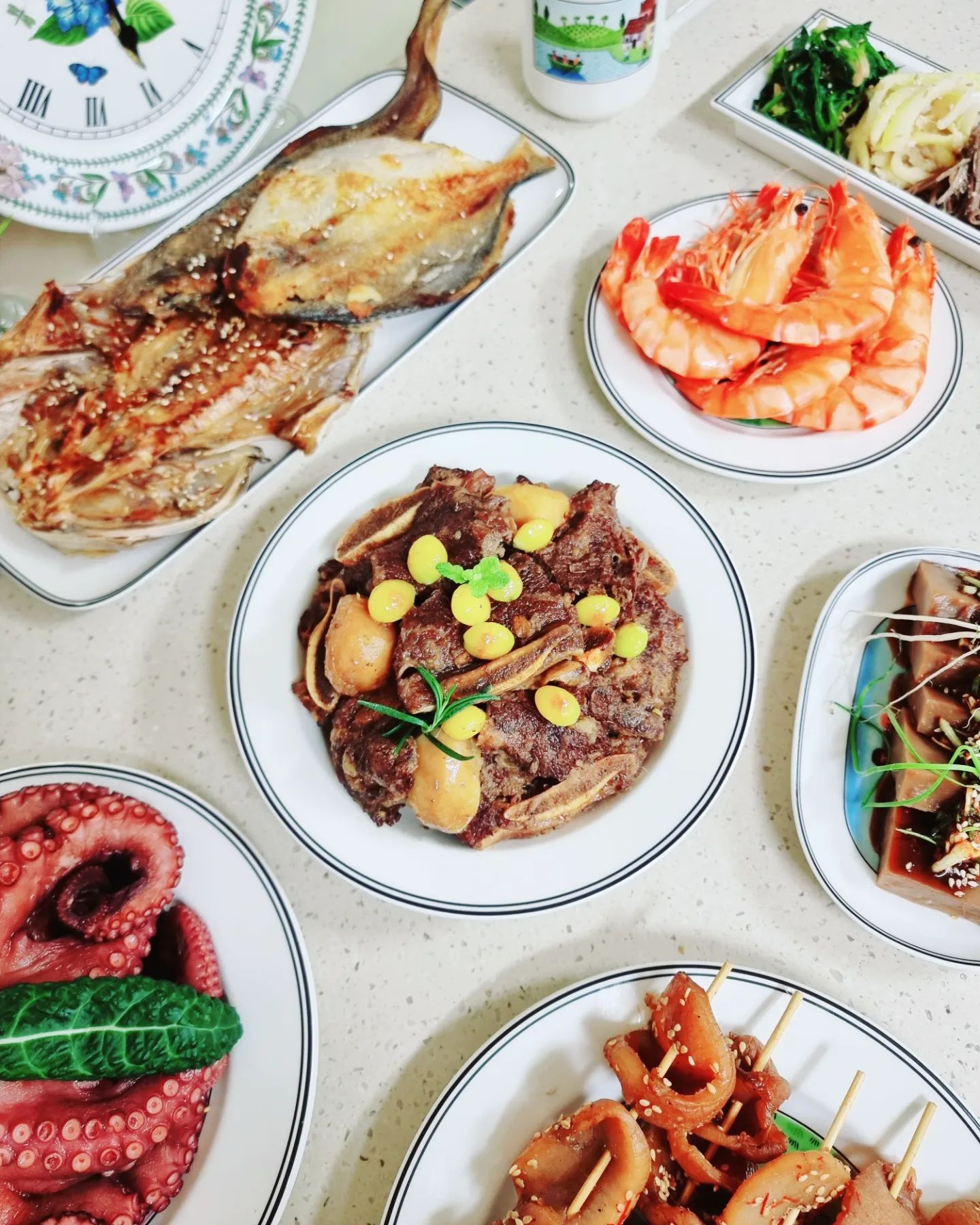 🌱🌸어머님의 손맛😙 🚴‍♀️⚘

🌿어머님께서 손수 만드신 명절음식을  많이 주셔서 식사 맛있게 했어욤뇸😙😋🌸🌱

💁‍♀️🍖갈비찜🦐왕새우찜🐙문어숙회🍡관자꼬치🍘도토리묵🐟생선구이🖤파래김치🌱나물반찬🌸부침개... 다맛있었어욤😚 
#yummy 
특히 여수에 와서 처음 먹어본 파래김치는 정말 별미였지욤😗😙😻🌸 
사진엔 없는데 🌿갓김치도 맛있었어욤뇸😚😋🌸🌸🌱

요렇게 먹고도 아직 어머님이주신 음식이 많이 남아서 일주일은 반찬 걱정없이 살겠어요😻

어머님 덕분에 맛난음식 잘 먹고 있어요 감사해요💓
고생많으셨어요 어머님💌😻🌸🌸🌱

👩‍🍳명절음식 듬뿍 만들어 놓고도 며느리 눈치 안주시고 반갑게 맞아주시는 우리어머님 최고👍😻🌸🌸🌱

참! 아버님 🙇‍♀️ 세뱃돈 많이 주셔서 징짜 감사해요🙈 우리아버님도 최고👍😻🌸🌿

모두 따뜻한 꿀밤보내세요🙆‍♀️

맞팔은 최신피드에 댓글 주시면 빨라욤🚴‍♀️⚘
first.day_cook

#오늘뭐먹지 😗😙😋
#갈비찜 #맛있다그램
#맛스타그램 #먹스타그램
#홈쿡 #집밥 #먹팔
#먹팔해요 
#instafood 
#kfood
#Thanks 💌