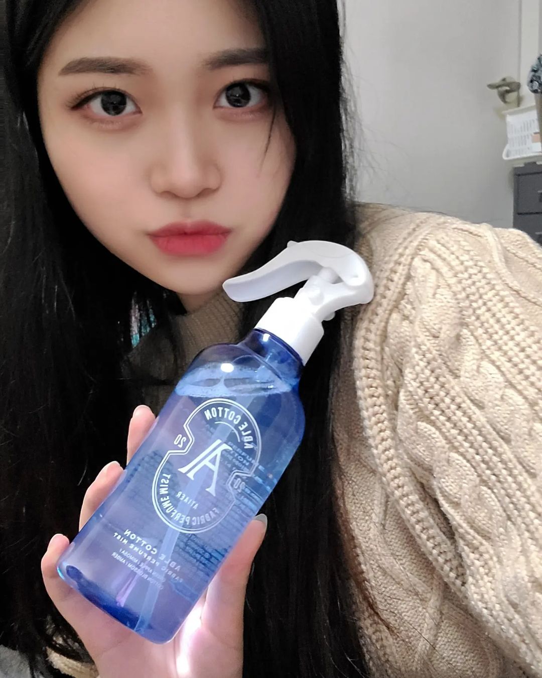 김성아 on Instagram: “@atiaer_official 에티에르 섬유탈취제 그냥 향으로 냄새를 덮는게 아니라 탈취효과에 향을 더한 느낌이라서 요즘 나갈때 쓰는중이에요 거기다가 정전기 제거 효과도 있어