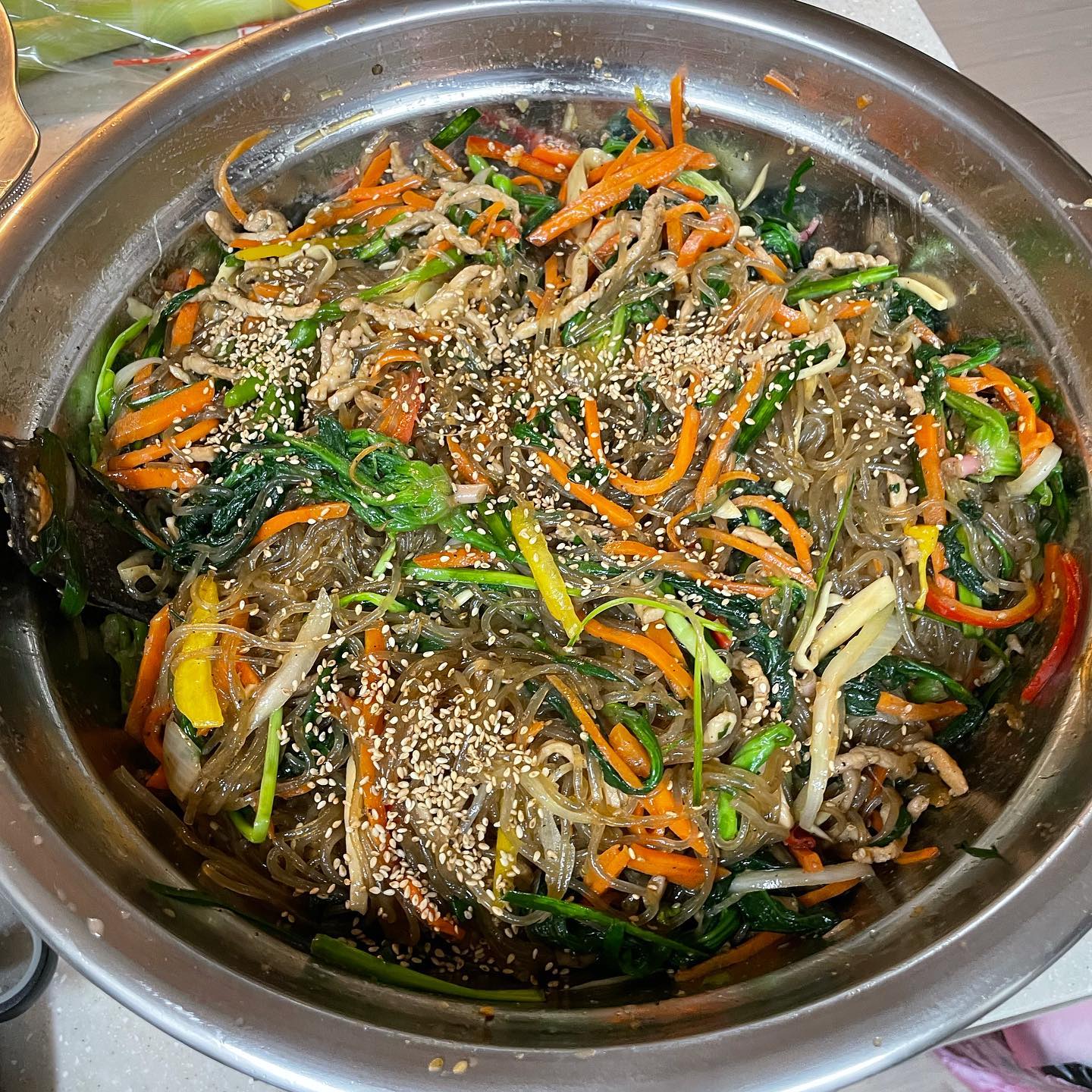 .
요번 명절에 먹은 음식들 +3kg
요번 명절에 음식하느라 빠졌을 -2kg
헤헤 결국 1키로는 인간미☺️
.
누구하나 시킨사람없음에도 음식하고 나눠주는 재미에 내몸하나 혹사시켜봤어요😆
.
잡채 갈비 전(동그랑땡,깻잎전,동태전,육전,굴전) 만들었어요.
남편 주말부부도시락에 싸주려고 넉넉히 만들었는데 얼마남지 않았네요🤗
.
요번 명절은 먹을복도 많아서 한우며 전복이며 송이버섯이며 엄청난 보양을 했어요
.
열심히 음식해서 죄책감없이 먹기에도 딱이었던 요번 명절👍
설날부터 먹을복 터진거 보면 올해 얼마나 운수대통일지 기대됩니닷🤗
.
늦었지만 새해복 많이받으세요💕
.
#고니네집밥 
#명절음식