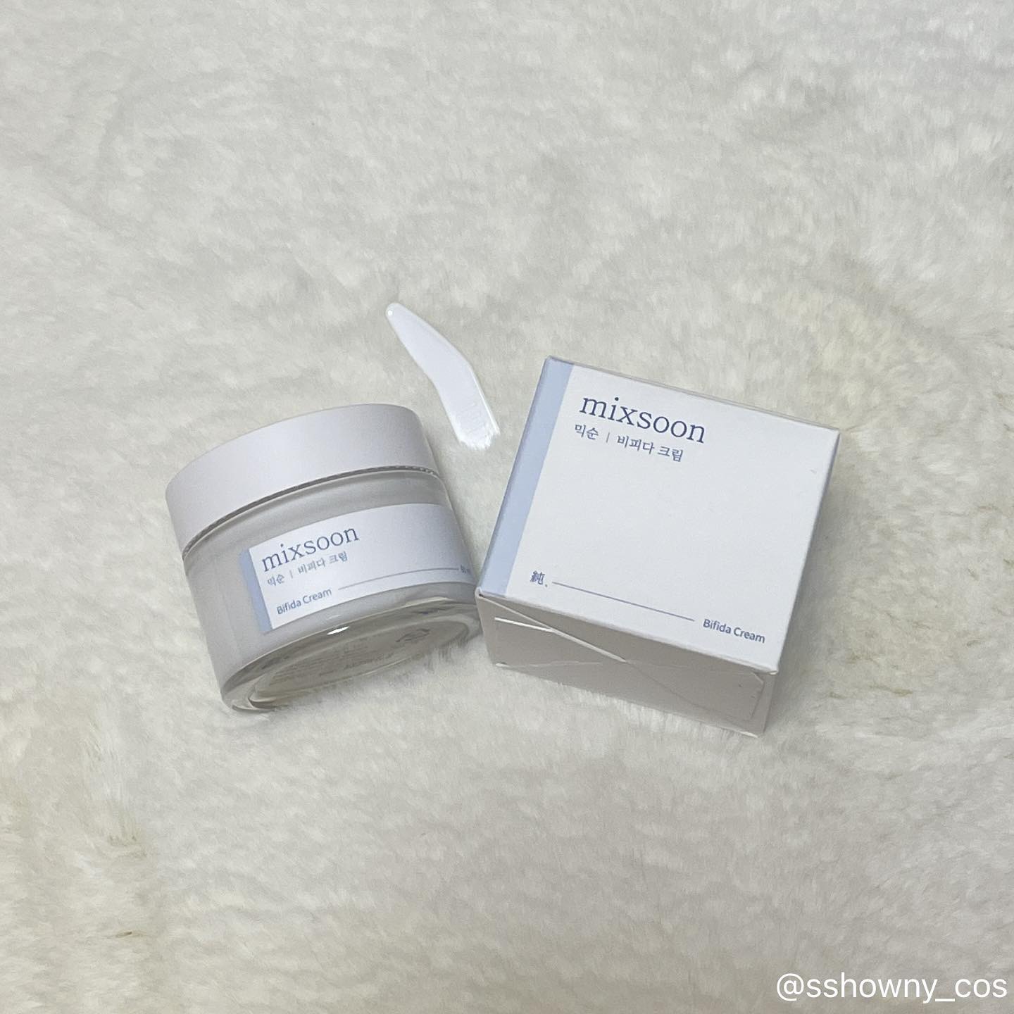 믹순 비피다 크림 I 60ml
#광고 #제품제공

💙하늘색 패키지

 하늘색러버에겐 맘에 쏙 드는 패키지였습니다 ㅎ_ㅎ 열자마자 스파출러가 있어서 마음에 들었어요 ! 크림류 같은 경우는 오래 쓰게 되는데 그때마다 손으로 직접 덜면 오염되기 쉬워서 스파출러 사용을 권장합니당

💙비피다 발효 용해물 함유

 쉽게 반복되는 피부 고민의 원인은 이미 무너져버린 피부 장벽 때문인 경우가 많아요.
 비피다 발효 용해물은 피부 수분을 채워주고 묵은 각질 제거에 도움을 주며, 약해진 피부를 건강하게 개선하는데 도움을 주기 때문에 비피다 크림으로 즉각적인 수분 공급과 피부 장벽 케어가 가능해요!

💙마르지 않는 수분/보습 케어 

 적당한 유분감이 있어 건조한 피부에 피부 보습막을 형성해줘요.
 그래서 환절기나 겨울철에 더욱 추천하는 크림입니다!

💙매끄러운 수분광 부여

 촉촉탱탱한 제형으로, 바르면 피부 표면에서 매끄러운 광 부여

💙 바른 후에는 오른쪽과 같은 적당한 광이 돌아요. 극극건성이신 분들은 아침 일찍 바르시면 나가실 때 쯤 흡수가 되어 화장하기에 좋을 거 같아요. 딱 알맞은 정도의 묵직함이 있어서 환절기/건성템으로 추천합니다 !!

#크림추천 #환절기피부 #피부속건조 #건성피부 #건조한피부 #비피다 #피부장벽 #환절기피부 #믹순 #피부관리