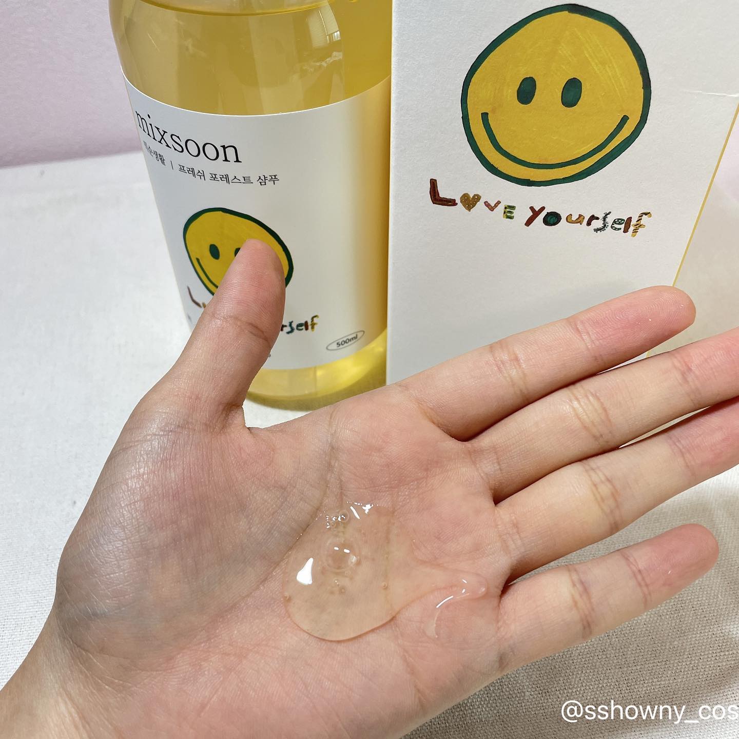 믹순생활 프레쉬 포레스트 샴푸 I 500mL

😀쾌적한 두피 환경을 만들도록 도와주는 시원한 샴푸

 여름에 지성두피를 가지신 분들이나 떡지고 끈적한 두피가 고민일 때 #시원샴푸 로 유명한 프레쉬 포레스트 샴푸를 사용해 개운함은 물론 머리 떡짐까지 해결해주세요:)

 여름 뿐만 아니라 지금도 지성두피를 가지고 계시다면 사용하시면 도움될 것 같아요!

😀식물유래 계면활성제로 자극 걱정 NO!

 식물유래 계면활성제를 사용해 두피와 모발을 자극 없이 보호해주고 환경친화적인 제품이예요.
 보통 이런 제품은 모발이 엄청 뻣뻣해지는 경우가 있는데 이 제품은 심하지 않았어요.

😀순하고 풍성한 거품으로 순한 딥-클렌징

 적은 양으로도 풍성한 거품으로 강력한 세정까지 도와줘서 기름기를 말끔히 제거하고, 두피에 쌓인 노폐물 세정을 도와줍니다.

 #믹순생활 #슬기로운믹순생활 #두피가려움 #지성두피샴푸 #두피각질샴푸 #샴푸추천 #두피샴푸 #머리떡짐 #두피샴푸추천