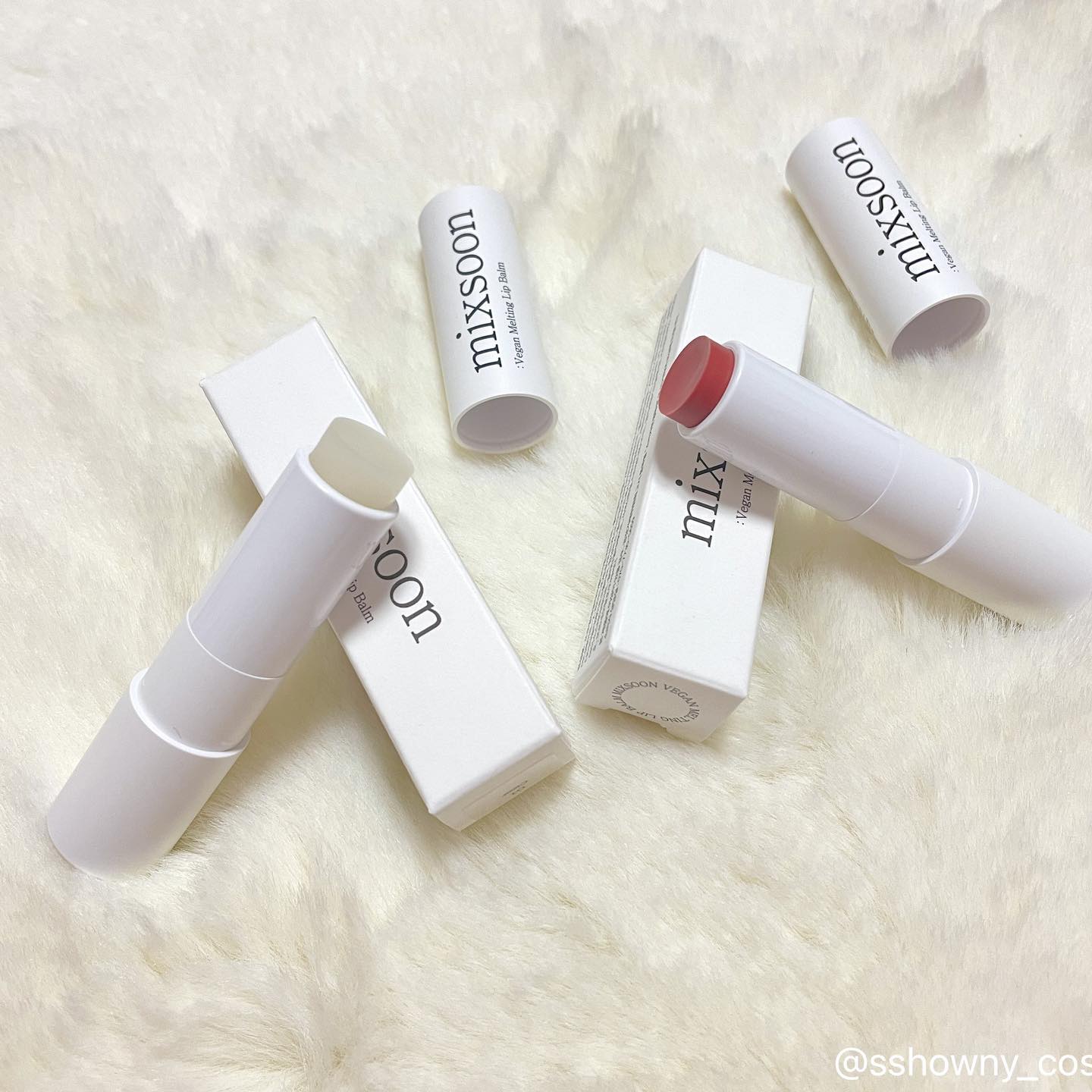 믹순 비건 멜팅 립밤 I 4.1g
#광고 #제품제공 #협찬 

🎀보습감을 부드럽게 선사하는 #비건립밤

 Illipe Butter, Shea Butter와 식물성 내추럴 성분으로 각질을 순하게 잠재워 촉촉하고 건강한 립 완성

 동물성 원료, 동물유래 성분 대신 ‘식물성 원료’ 사용

 피부에 있어서 깐깐함을 추구하는 믹순의 원료 노하우로 만든 비건 립밤

🎀편안함 가득, 멜팅 글로시

 입술에 자극없이 부드럽게 녹아 각질을 잠재워주며 푸석해진 입술에 수분과 영양을 공급해줘요!

 입술에 부드럽게 밀착되며 입술을 본연의 컨디션으로 회복하는데 도움을 줄 수 있는 제품입니다.

 단단하면서 부드러운 스틱타입으로 쉽게 녹거나 무르지 않아 오래 사용 가능해요.

🎀자연스러운 발색으로 본연의 입술 색 되찾기

 자연스러운 광택과 컬러로 웜·쿨톤 모두 생기충전 가능

🎀Illipe butter를 사용한 본 제품을 구매 시 믹순의 이름으로 멸종위기인 Shorea Stenoptera 나무를 보르네오섬에 선물할 수 있어요!

*Illipe butter(Borneo Island 에서만 자라는 Shorea Stenoptera tree의 견과로 만든 원료)

🌟발림성이 진짜 부드럽고 촉촉한데 또 기름지지는 않아요. 버츠비, 바이오덤, 니베아 등등 많은 립밤을 사용해봤는데 정말 최고의 사용감이예여ㅠㅜ 향도 없어서 호불호도 안갈릴 거 같고, 드라이로즈 색도 딱 이쁘게 혈색도는 입술색이예요. 다들 써보시면 후회하지 않으실 겁니다😆

#비건립밤 #립밤추천 #비건화장품 #남자립밤 #입술건조 #보습립밤 #입술보습 #립케어 #남자립밤추천 #믹순