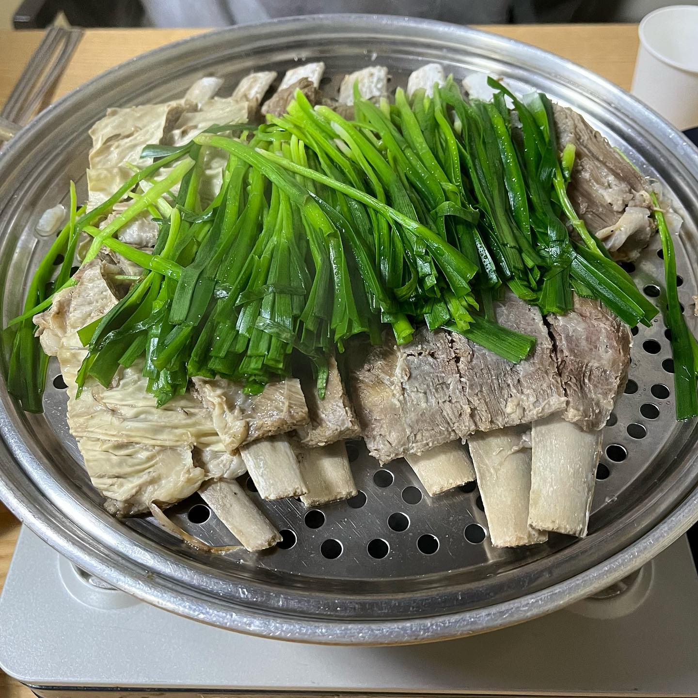 양을 수육으로 먹다니! #운봉산장

양고기 수육은 처음이지?
예약 핫플 운봉산장에 다녀왔어요!
술꾼도시여자들 보고 알게된 곳인데 너무 궁금해서 안갈 수가 없더라고요!
모든 테이블엔 예약자 이름이 올라가있어서 자리가 딱딱 정해져있으니 참 좋더라고요!

뼈하고 너무 쉽게 슥 분리되는 양고기수육..정말 너무 부드럽더라고요
비주얼이 정말 압도적이라 놀랐는데 맛 역시 너무 좋더라고요!
같이 나온 부추랑 양파 절임소스랑같이 먹으면 정말 맛있어요ㅠㅠ 술도둑!!!
소스에도 푸우욱 찍어먹으면 더 맛있게 먹을 수 있어요! 저는 부모님 모시고 다시갈랍니다,,,,, 이 맛난것을 나만먹을 순 없어!😝