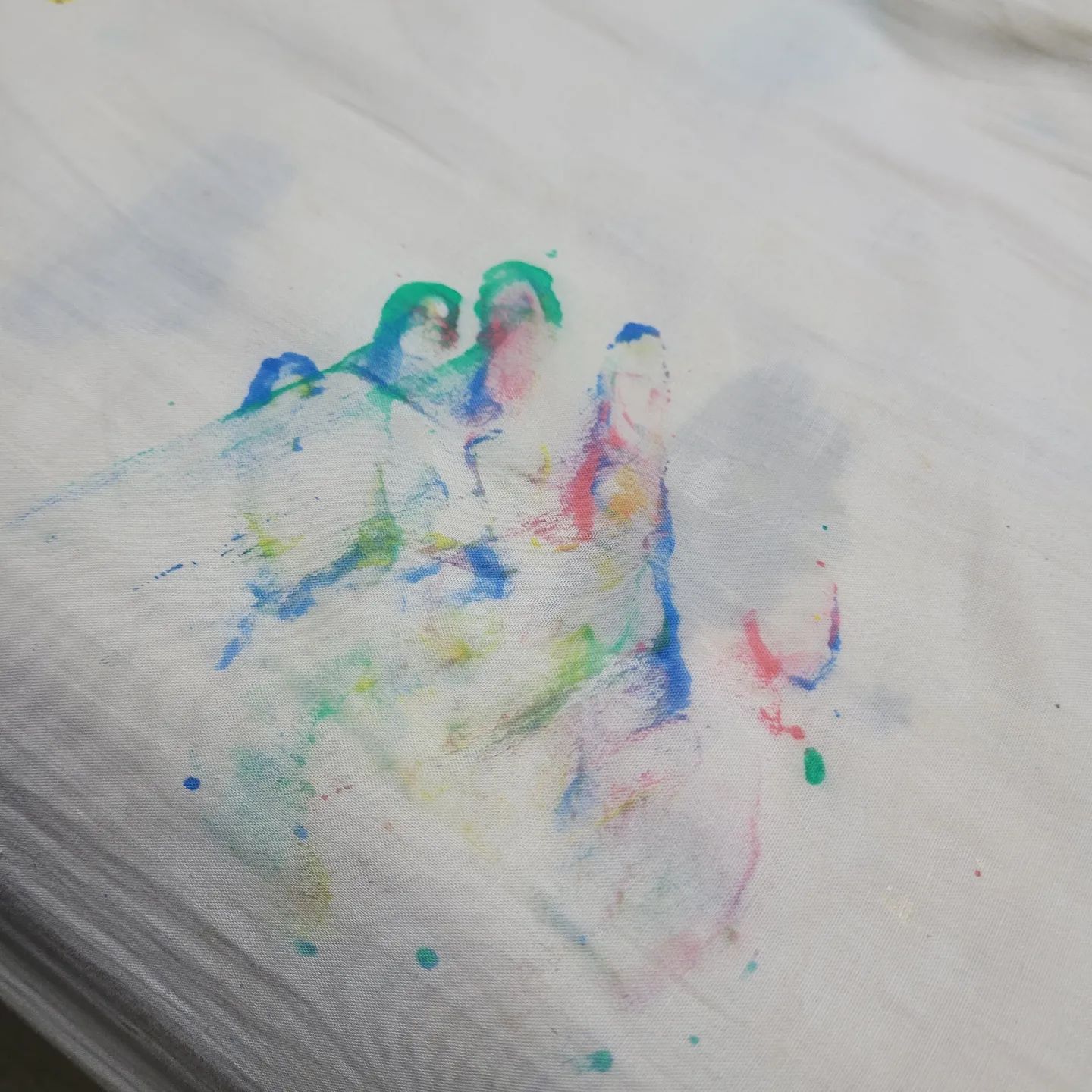 작품명 : 흔적

물감놀이 후 침대에 남긴 그의 흔적.....

#육아일기 #육아 #물감놀이 #작품 #손바닥