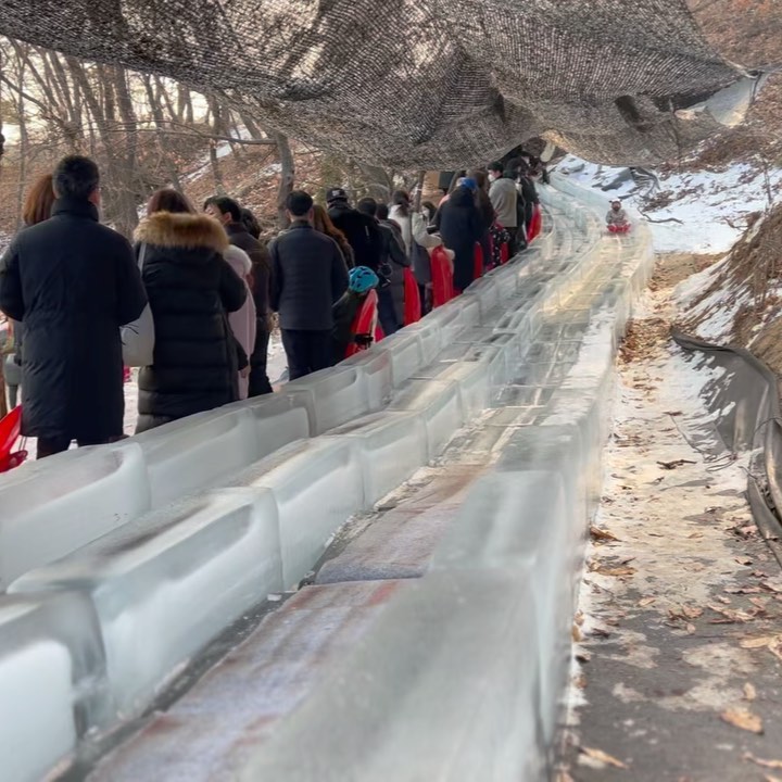 #지난기록
생각보다 무서워 보인 얼음썰매
이제 포즈 잡으면서 사진 찍으라고 명령하는 내 보니..💜