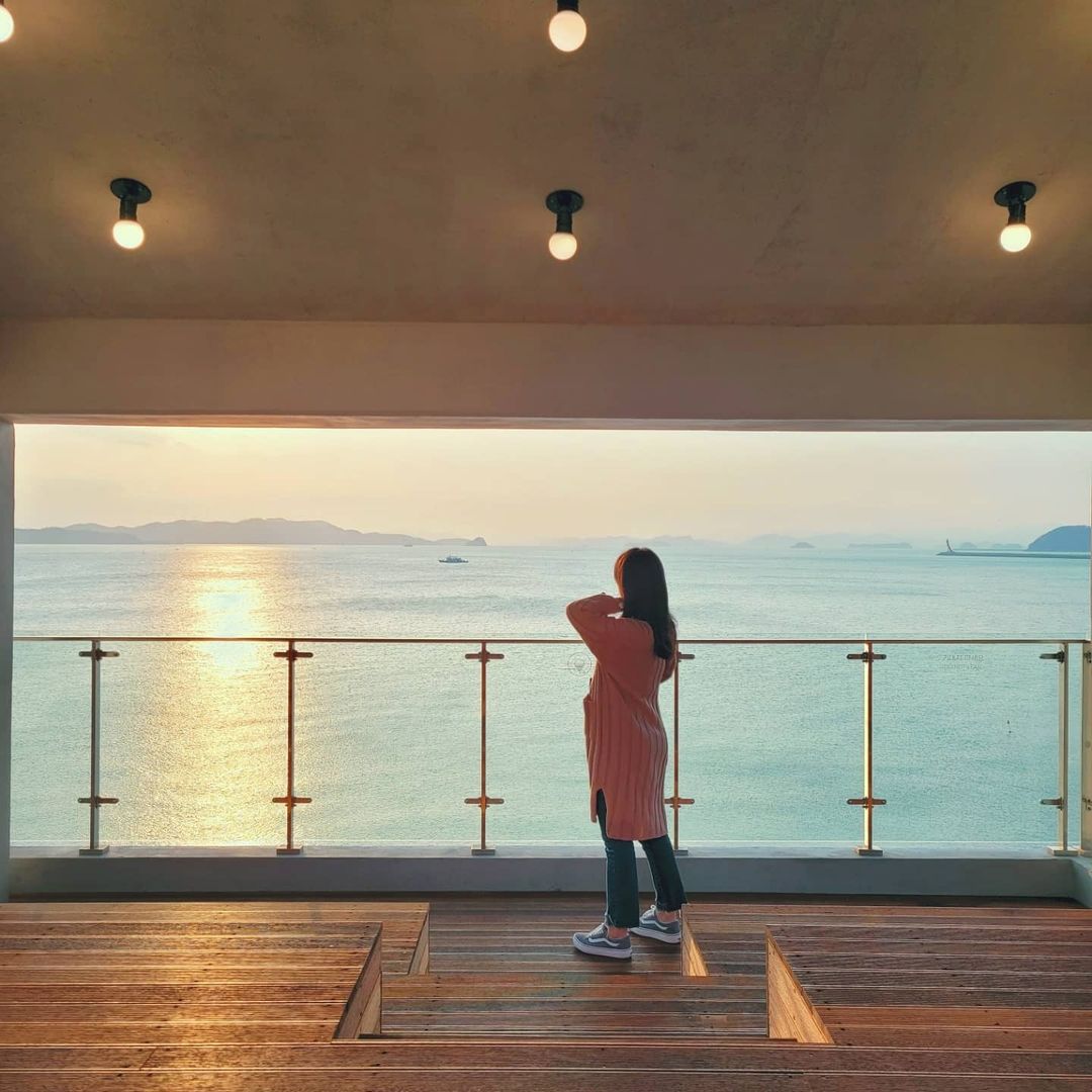 @a.jjuo.o on Instagram: “✨ 오빵이랑 장거리 하다보니 다양한 데이트 장소를 많이 찾아요 여긴 우리의 중간 지점인 가덕도카페 #두문 입니당💛 베이커리도 많았는데 뷰에 감탄해서 빵은 못 찍