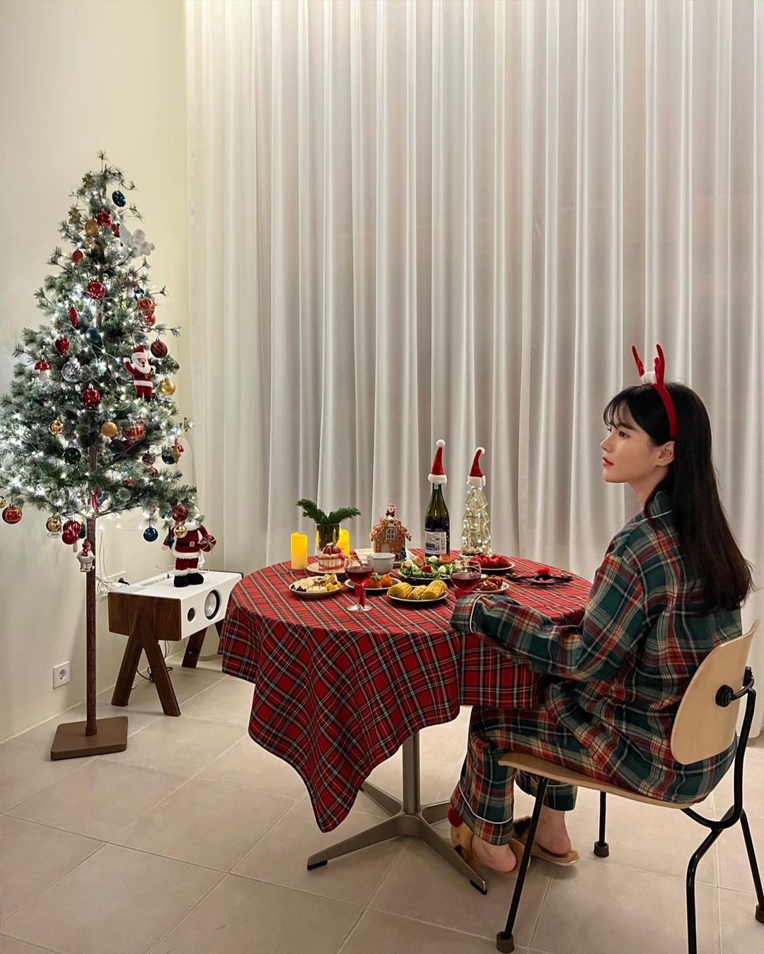 아현 on Instagram: “1년 중 가장 설레는 날 🎅🏻🎄”