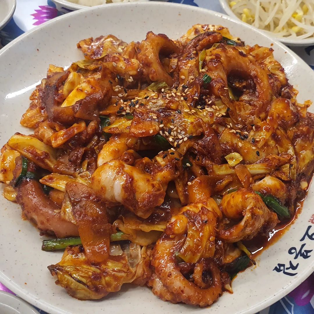 한량동진 on Instagram: “다산 오봉집.. 워낙 sns에 핫한집이라 가봐야지 했는데 이제야 먹어본... 솔직히 낙지볶음은 기름기가 많아서 느끼했고 쟁반국수는 기억조차 나지않는맛이고 그나마