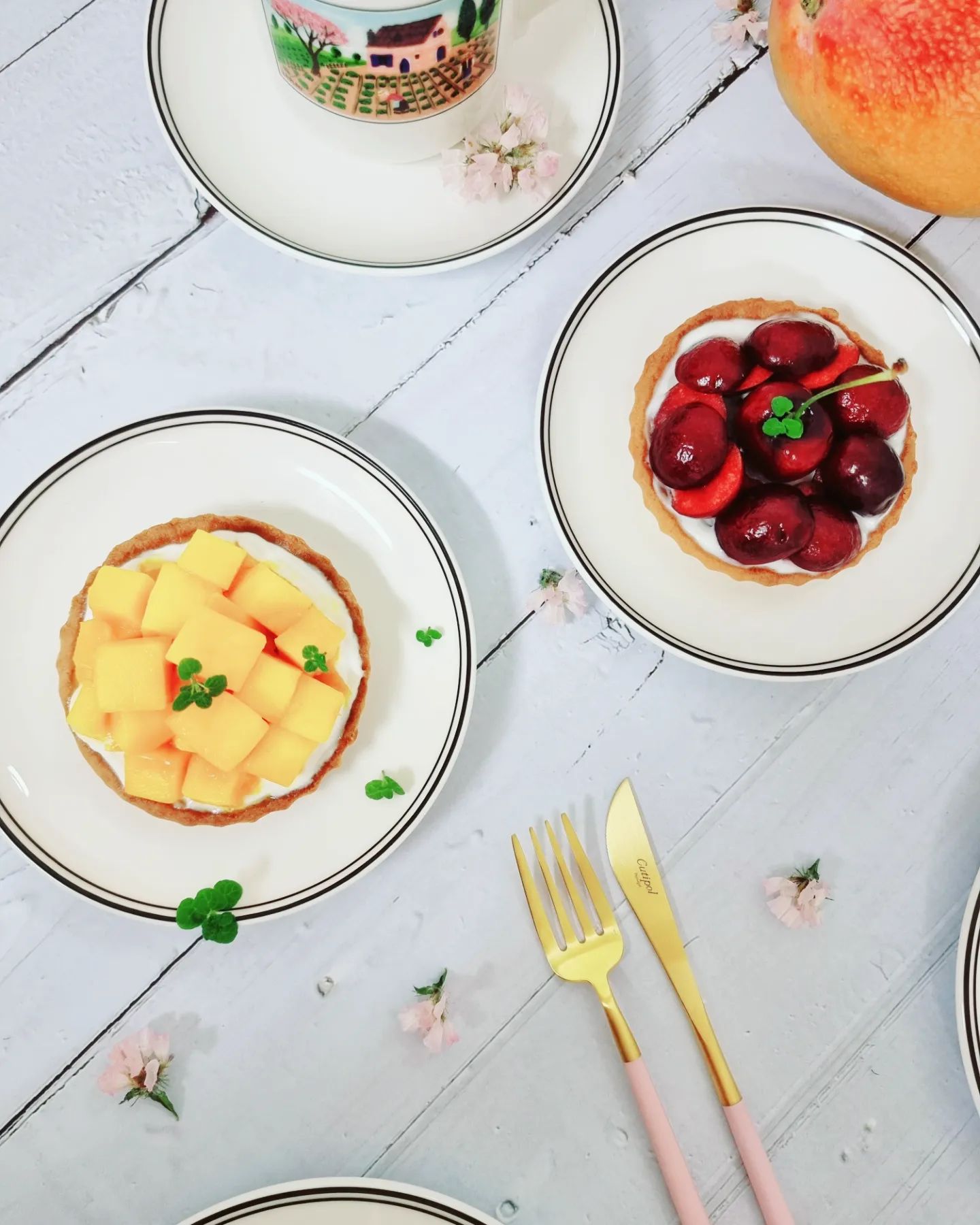 🌱🌸🥭힘이나는 캐시 맛 시작해요🚴‍♀️⚘

🌿☕커피 추출하고 🥭애플망고타르트랑 🍒체리타르트 만들어 함께 먹었지욤😙 #yummy 

다 맛있었지만 특히 애플망고타르트 징짜 힐링되는 맛🙈🌸
애플망고의 진심이 느껴지는 맛 😙🌸 Thanks 🥭망고!
애플망고 한테 오늘은 내맘 다 갔어요💓

🌱☕갓 내린 커피도 오늘은 더 맛있고 값지게 느껴지네요??

명절 뒤로 더 😭그리운 부모님생각으로 힘들어 하는 내  맘이 보였는지...😢🤔

🧑‍💼남편님..내 생일도 아닌데 💸용돈 듬뿍.. 내 체크카드에 보내주고..😄내 다이어리에 캐시 까지 💸💌봉투에 담아 올려 놓고 갔네요🌸🌸🌸😻

봉투에 쓴 남편님표 ♡하트랑 글밥이 좋아서...💸용돈 자랑도 하고싶고🤭...기념으로 사진 찍었죠🌸 
남편님한테 ♡하트는 첨 받아봐요🙈

💸🌸현금이 주는 빈틈없는 따뜻함이 있는 거 같아요💝🙈 
이 모든게 위로가 되어 힘이나는 시간 보내요💓🌸🚴‍♀️⚘

🥭애플망고 같은 🧑‍💼내 사람 남편님아 Thanks💌🌸💋🌱

🌿모두 모두 따뜻한🌸 꿀시간보내세요🙆‍♀️💚⚘

#오늘뭐먹지 
#애플망고타르트
#홈카페 #홈카페놀이
#용돈 #맛있다그램
#먹스타그램 #먹부림
#홈쿡 #집밥 #먹팔
#일상 #먹팔해요
#instafood 
#kfood
#Thanks 🌸🌱