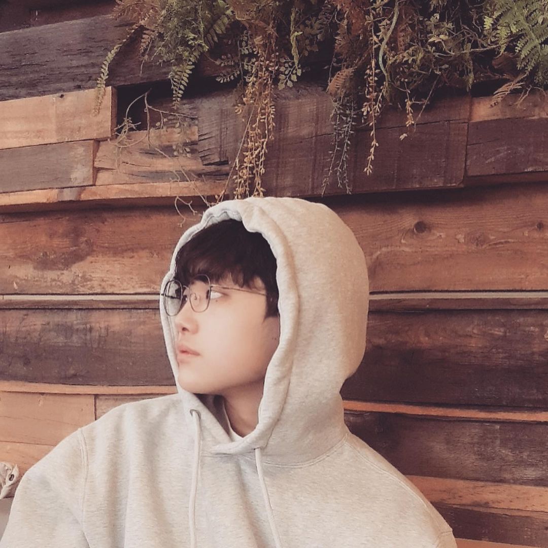 신재석 on Instagram: “안경테가 필요했었는데 이번에 선물을 받아서사진을 찍어보게 되었습니다. 🙂 안경테가 매우 가볍고 독특하게 생겨서, 캐쥬얼한 룩이나 댄디 룩 미니멀 룩 스트릿한