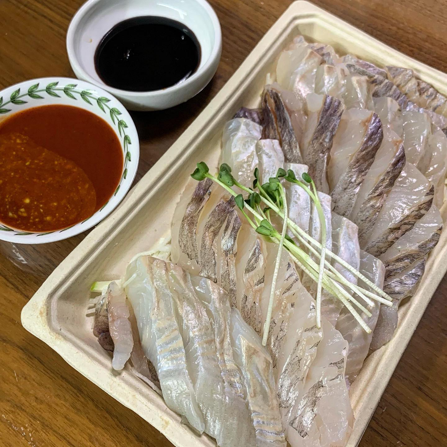 #협찬#오늘회제공

오늘 오랜만에 오늘회에서 광어우럭회랑 맥반석 오징어 시켜서 먹어봤어요 ㅎㅎ.. 

일단 맥반석 오징어는 이때까지 먹었던 맥반석 오징어 중에서도 손에 꼽을만큼 맛있었어요!! 달기도 달고 촉촉하고 부드러워서 먹기 편해서 좋았던 것 같아요

광어우럭회는 생각보다 두툼하게 썰려 있었는데 전 두툼하게 먹는 게 더 좋아서 더 입에 맞더라구요 오후 3시에 시켜서 6시에 온 거 보고 감탄했다는 ㅋㅋㅋ

집에서 편하게 신선한 회 당일배송 받아서 먹을 수 있다는 게 젤 큰 장점 같아요~ 사이트에서 후기 요것저것 참고해서 시켜먹어봤는데 만족!! 종종 저녁 뭐먹지 저녁 차리긴 귀찮고.. 할 때 기분전환으로 시켜먹으려구요

#오늘회#회#당일배송#광어우럭회#맥반석오징어#꿀조합#우리집이회맛집#모둠회
