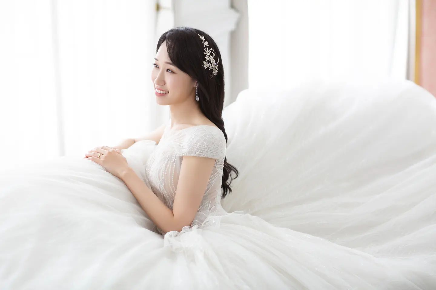 #结婚

한 40시간 정도 남았네요,
어여쁜 반려를 만나 결혼합니다. 

신랑은 말을 참 예쁘게 하고
제가 가는 길을 언제나 지지하며
은은하게 항상 곁에 있어주는,

6년동안 변함 없이 따뜻한 사람입니다. 

서울에는 중국어 학원도 많고 
선생님들도 참 많았는데
그 때, 그 학원에, 그 시간에 등록한걸 보니 
아마 만나게 될 운명이 아니었을까요.

점점 번져가는 코로나를 보며
조금만 지나보자, 다시 기다려보자 했지만
더는 미룰 수 없어 염치없게 식을 올립니다. 

(위드 코로나 기간에 청첩장을 찍었는데
오미크론 속에 예식을 할 줄은 몰랐네요...! 하하)

멀리서, 안전하게 
저희 두 사람의 또 다른 시작을 축복해주세요. 
그 마음 잊지 않고 잘 살겠습니다. 

감사합니다. 
권희재 드림