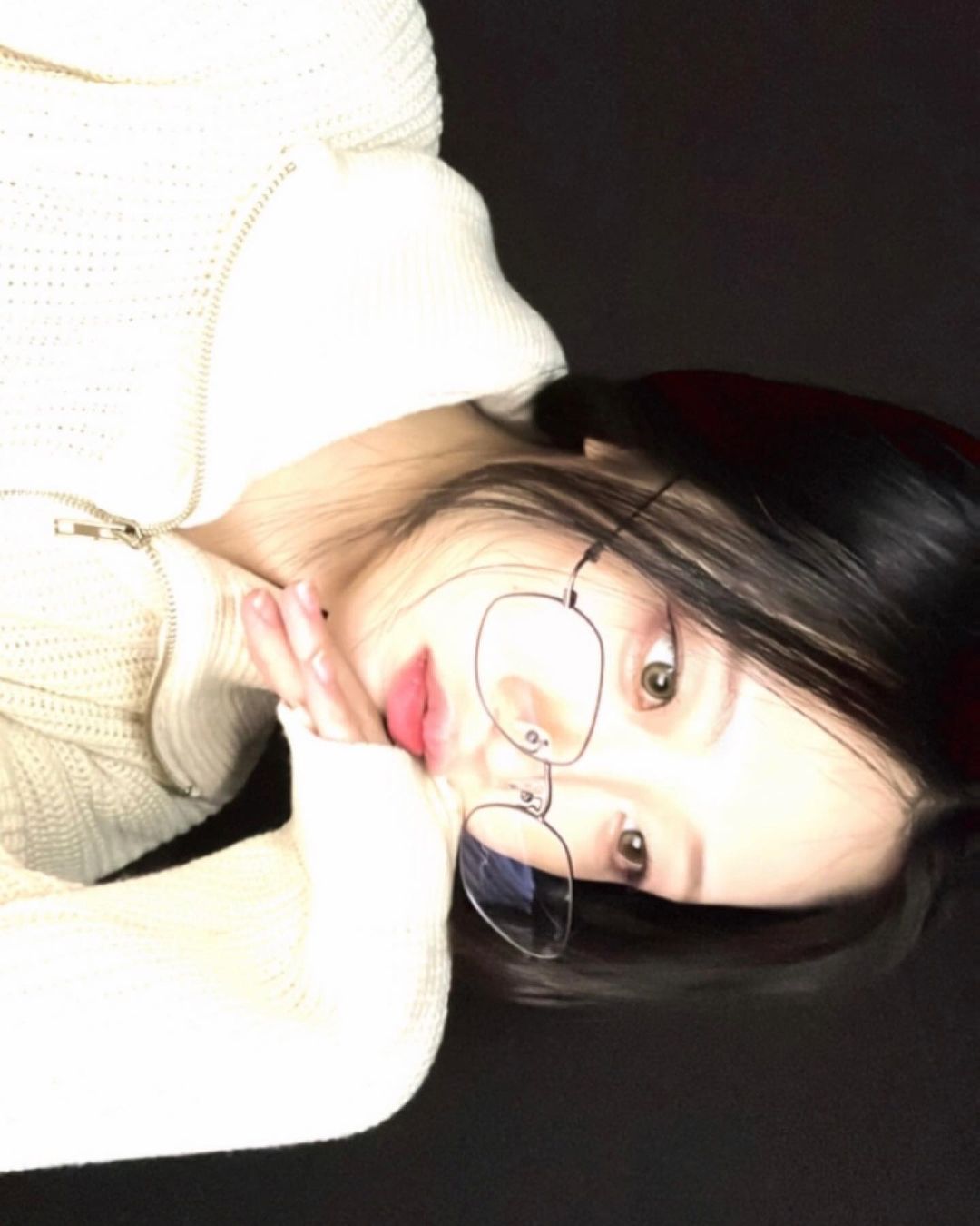 윤주🐰 on Instagram: “아쥬 백수인 일상,, 좋은 기회로 @s7iluvu 에 선물 받았어요💝 안경이 이렇게 가볍고 고급스러울 줄이야,, 🤭 무게가 8g밖에 안 돼서 착용감도 너무 편해요 ! 현재 1