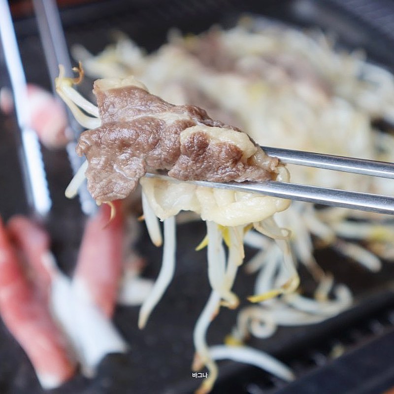 백진 2차 접종했지만 집밥 + 포장만 즐기다 처음으로 뿌듯하게? 식당 방문했네요 🤣 간만에 만난 언니들이랑 낮술도 한 잔하고 고기 배부르게 먹고 왔어요.
.
.
버터에 익힌 숙주를 매콤한 소스에 찍어먹기도 하고 구운 관자로 초밥까지 만들어 먹기도 하구요.
.
.
점심특선 생선구이도 되게 푸짐하던데 담번엔 생선구이 도오전???👍
.
.
#창원남양동맛집 #창원남양동고기집 #창원고기집 #창원생선구이 #창원고기삼합 #남양동아량 #창원맛집 #창원점심맛집 #창원점심특선 #맛스타그램 #먹스타그램 #아량 #낮술 #🍻
