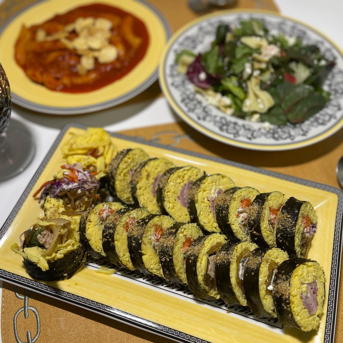-
처음 생겼을 때부터 궁금해하기만 하다가
드디어 다녀온 #강남김밥맛집 #보슬보슬
밥 대신 계란 김밥 넣은 #키토김밥 워낙 유명해서 기다리다가 키토김밥 3종이랑 #꿀밤마늘떡볶이 싸와서 먹음.
떡볶이 양이 이렇게 많을 줄 모르고..ㅎㅎ 김밥 이거저거 주문했는데 와 양 엄청 많음
대식가분들 잘 드실듯!!
다른 메뉴도 물론 맛있지만 #트러플키토 정말 맛있음. 마요+우엉+당근+트러플오일 등 들어있는데 하 진짜 넘 맛있음
