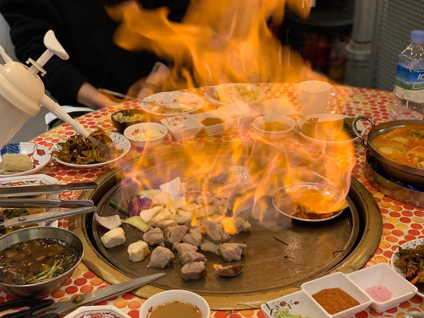 불타오르는 나의 맴❤️‍🔥꼬기맛집 #고철상 ❤️‍🔥 

주말에는 또 #고기 로 #몸보신 해줘야하는거 
알쥬? 지금 당장 삼겹살 진행시켯👊🏻✨

화려한🔥 #불쇼 가 궁금해서 방문했던 #고철상 인데 
생각보다 고기 질도 좋고 밑반찬도 깔끔해서 
마음에 쏙 들더라구요?

😋 #냠솔리뷰 😋
이왕 먹을거 제대로 먹자는 주의라 #2인세트 로 주문 
(통삼겹 + 우삼겹 + 통가브리 42,000원) 

세트 메뉴 주문시 #통돼지김치찌개 도 나오니 
어마무시한 #가성비갑 이라구요👊🏻

고기는 초벌되서 나오고 사장님이 알맞고 
예뿌게 구워주니 더 편했답니다! 하뚜 #볶음밥 
까지 배~~터~~지게 먹었어요 대추천✌🏻