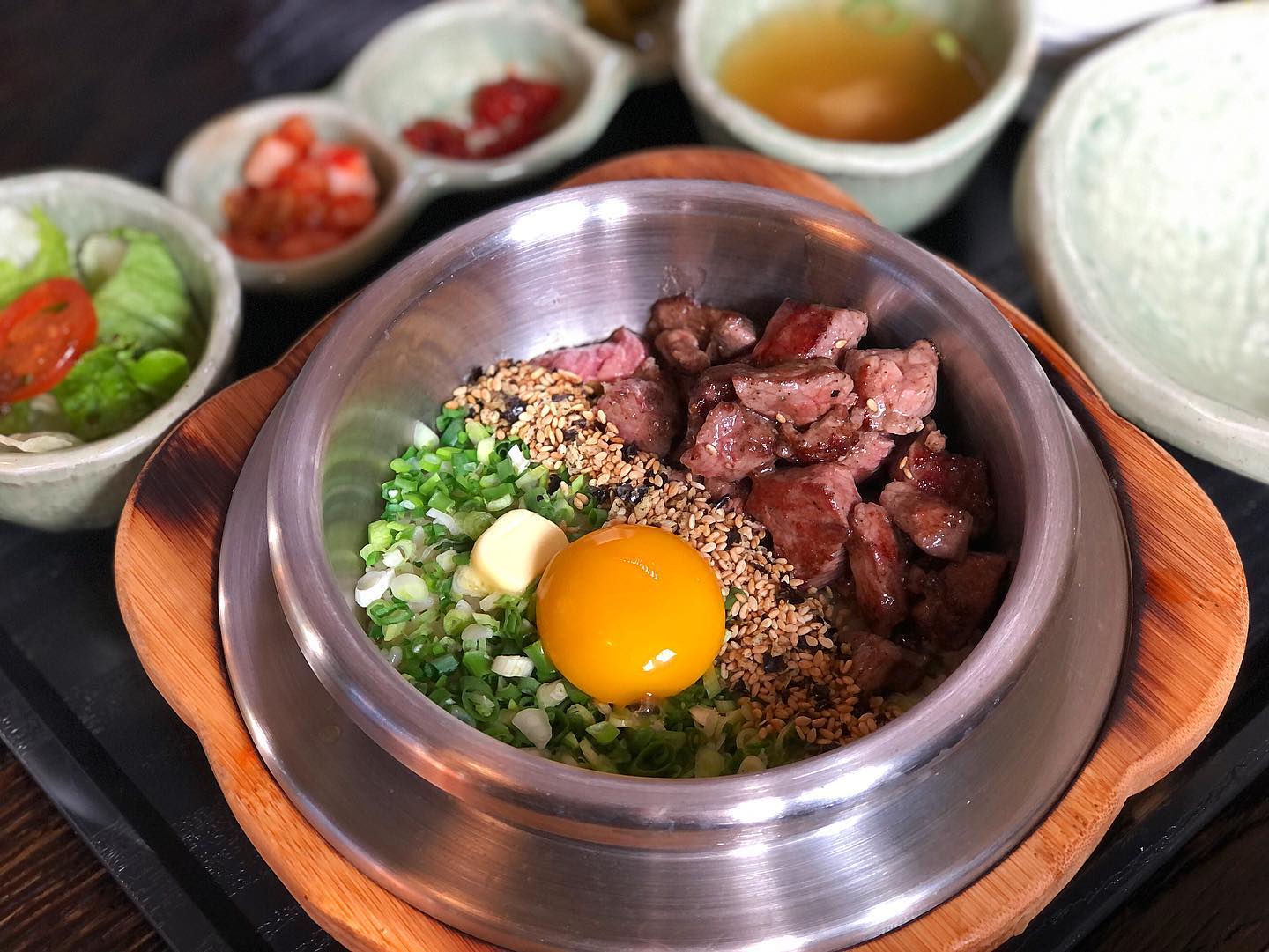 #협찬 #솔솥 동탄센트럴파크점🍚
🥩와규 솥밥 ₩15,000
🐟도미 관자 솥밥 ₩15,000
🍣연어 사시미 ₩7,500
-
인기 많은 집이라 웨이팅 1시간하고 먹었어요🥲 맛이 없을 수 없는 재료들로 만든 솥밥들이에용💗 와규 솥밥은 스테이크 소스랑 같이 슥 비벼서 먹으면 맛있어용! 도미 관자 솥밥은 관자 살이 한 입 크기로 부드럽게 씹혀서 좋았어요☺️

솥밥을 그릇에 덜어내서 먹고, 솥에는 누룽지랑 찻물 넣어두고 기다리면... 숭늉까지 먹을 수 있답니당👀
-
#동탄센트럴파크 #동탄센트럴파크맛집 #동탄맛집 #동탄데이트 #반송동맛집 #맛집탐방 #맛집투어 #맛집스타그램 #솥밥