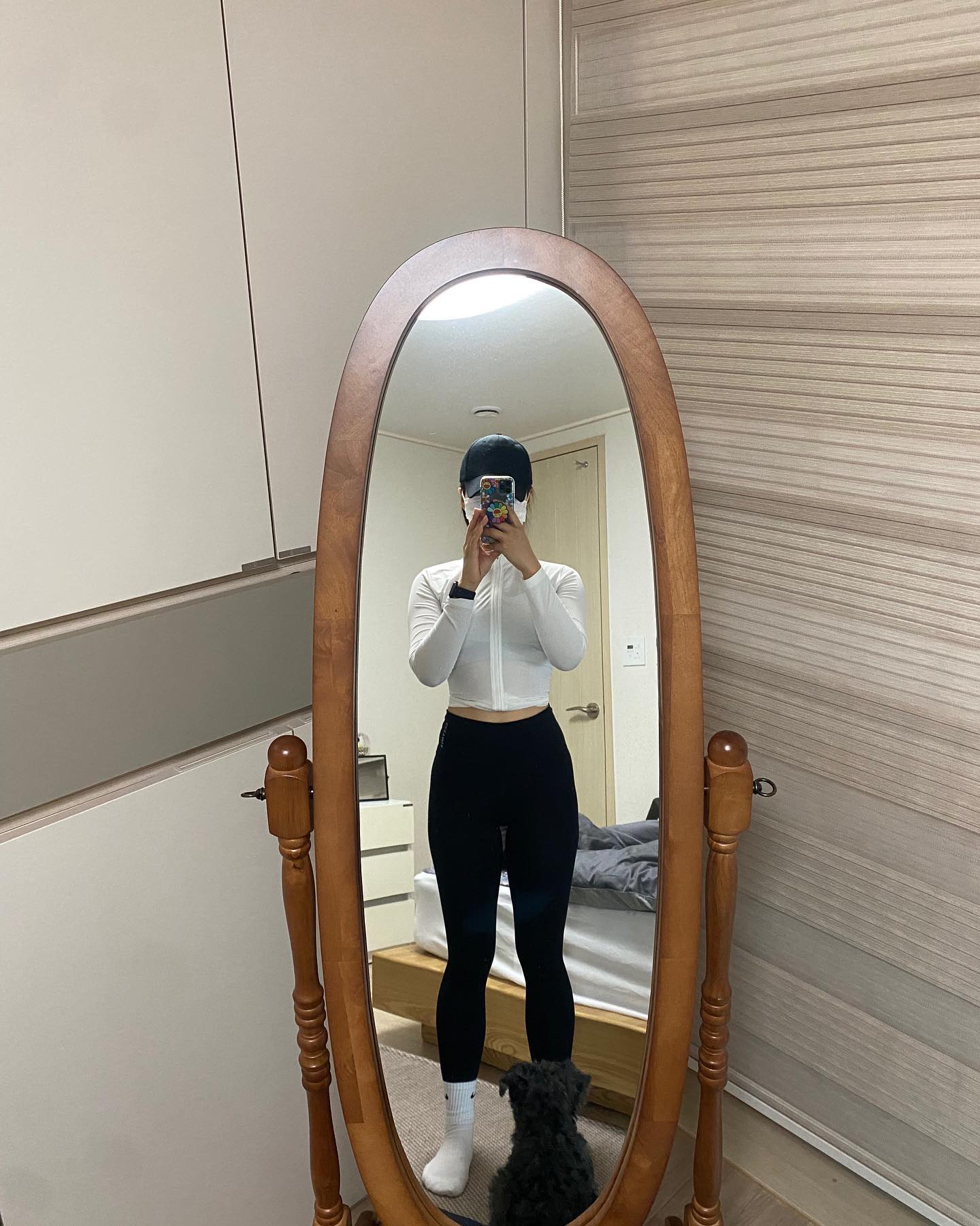 히히_오늘의운동😇
"운동복을 사는 재미 일욜에두 가는 재미는 별개구나"

2022.02.13 D-47🔫
☑️개인운동 등
☑️복근-크런치 100개
☑️유산소 인클라인12 20분

오늘은 일요일 하지만 목금 운동 쉰 아이는
일욜이 아닌 운동 가는 날 맞습니다 맞구용🙂

누굴 탓하니 나를 탓하지
디데이가 저에게 속삭이고 있어요
"넌 지금 쉴 때가 아니야....💔💢"

새로운 운동복을 입구 헬스장으루 껑충
이맛에 운동복 사고 이맛에 운동갑니다

핏블리 책을 보고 개인 운동 할때에두
무게를 조절하였는데
원래 20kg도 쉽지 않았는데 

이제는 20kg로 시작해서
30kg * 10개까지 땡길 수 있음에 감사하고
지난번 새롭게 배운 등운동 여전히 자극 짜릿해서 행복하구❣️

하지만 유산소는 짧고 굵게 마무리 호다닥
아빠와의 약속이 있으니깐 봐주세영😁

복근 하루 2번 반복과 Am05:00기상의 삶
아자아자아아아😍

"47일 후에 변한 몸이 널 다독여줄거야"
그러니깐 지금 밖에 있는 초코에
아이스크림에 흔들리지마🤬

74일 후에 먹으면 더 맛있을거야
이제 내 자신에게 자비란 없다🔫

내 디데이는 무섭게 다가오고
내 몸은 무섭게 날 째려본다🤯
마치 시같아 정신줄 놓치말구 꽉 잡자♨️