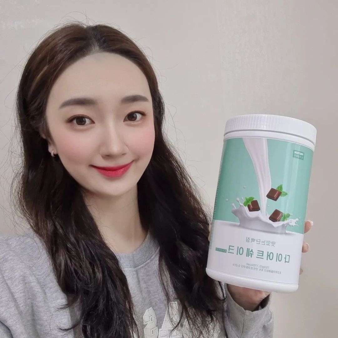 조한나’s Instagram post: “#협찬 TV프로그램 '뷰티 앤 부티' 에서 소개한 바로 그 제품📺 #프로틴스토리 식사대용 맛있는 단백질 #다이어트쉐이크 CHECK POINT💡 ✔가벼운 칼로리 1회 25g 섭취시 2