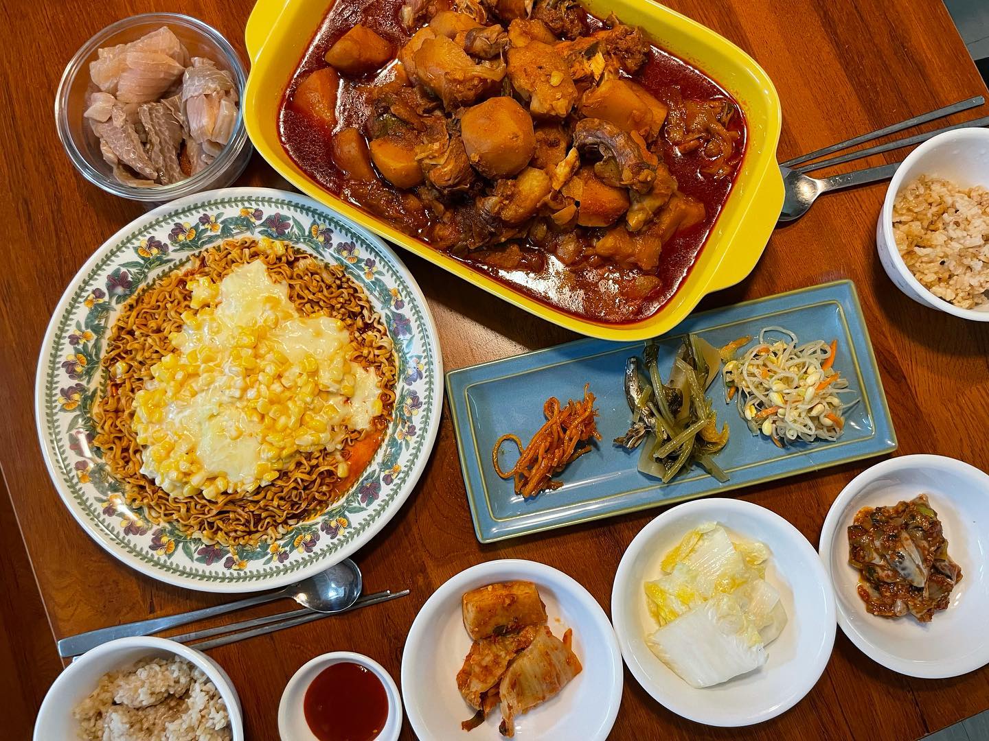 .
남편이 마지막으로 먹고 떠난 음식
닭볶음탕🍗
한공기 뚝딱하고는
“이걸 한번만 먹고가려니 아쉽다”
라는 남편😭
.
그 지역 음식이 입에 안맞다는 사람인지라 더 짠해요🥺 내가 가서 동네 백반집만해도 대박날꺼라며 ㅋㅋㅋㅋㅋ 진심을 담아 말할정도…
.
그렇게 주말이 슝슝 지나가 버렸네요
담주는 남편 회식이 연속이라 도시락도 패스! 가기싫은 회식에 입맛에 안맞는 음식까지 고생 좀 하것어요.
#먹고싶은거주문해
#다해줄께
#고니네집밥