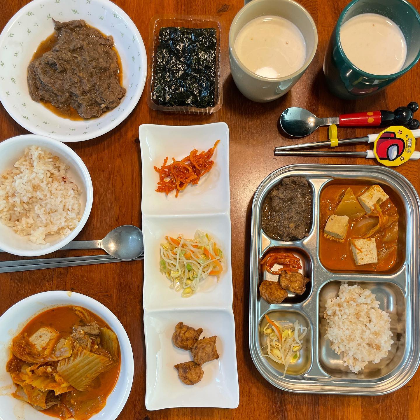.
남편이 와야지 재대로 차려지는 밥상
아이랑 둘만있을땐 대애충 먹고
엄마집에서 먹고
하다가 오랜만에 밥상
.
#고니네집밥